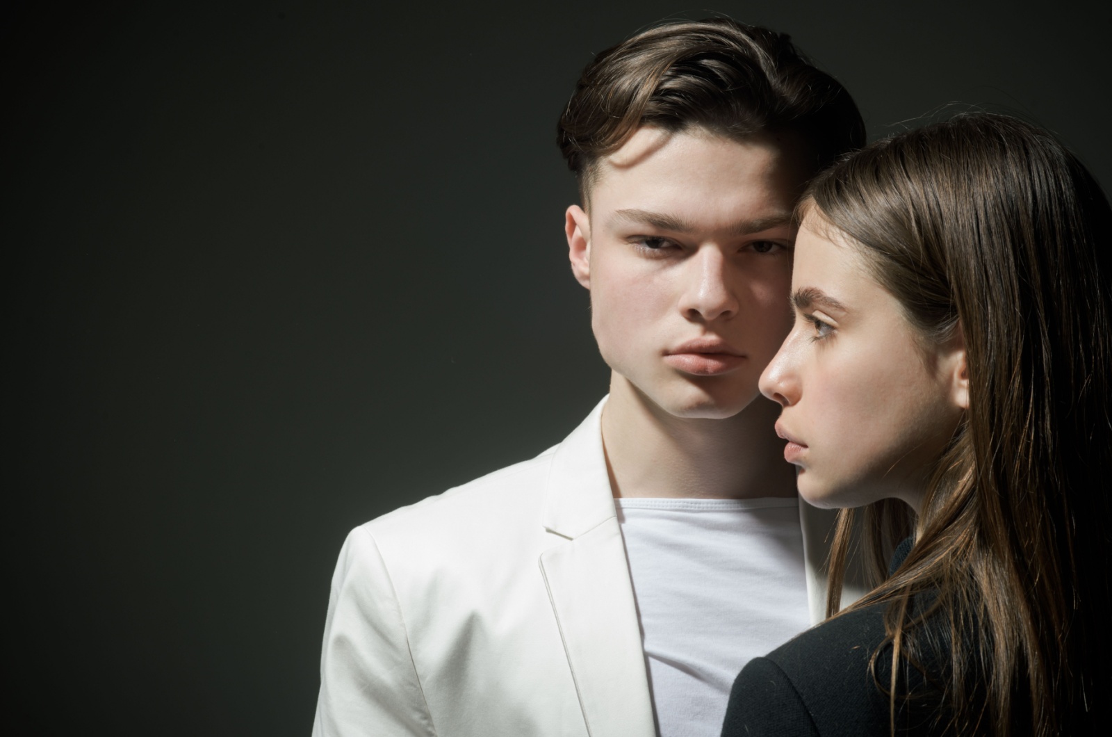 empath und narzisst stehen nebeneinander