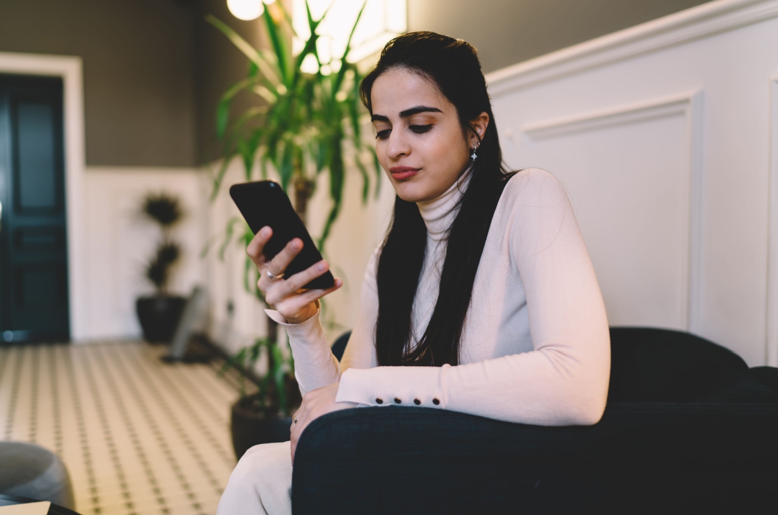 ernste frau mit handy