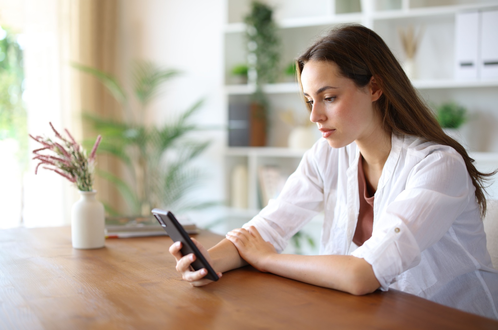 ernste frau mit handy