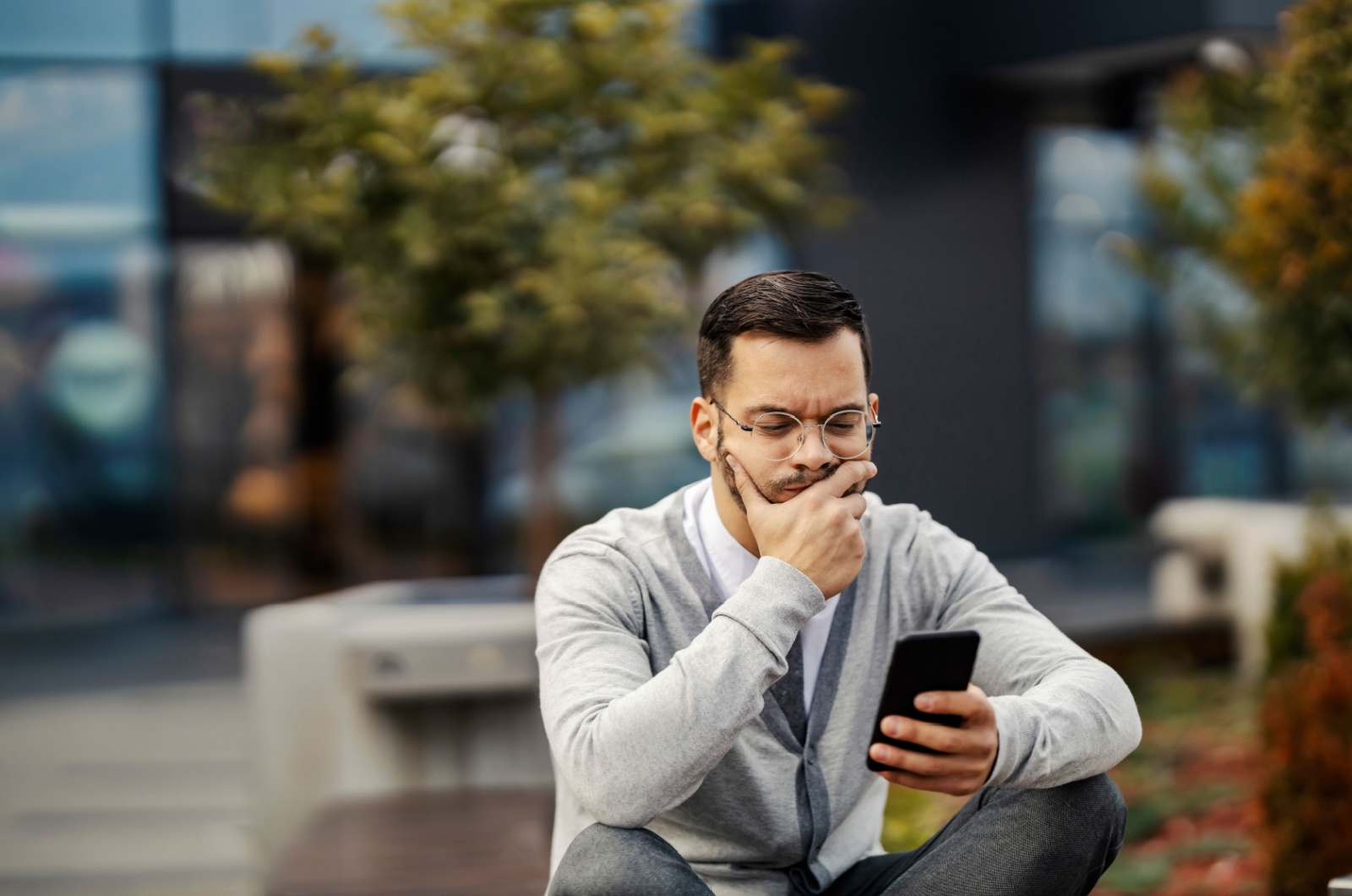 ernster mann schaut auf handy
