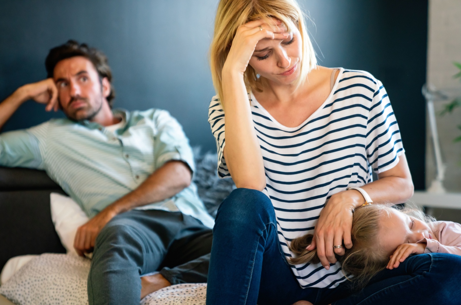 erschoepfte mutter mit kind