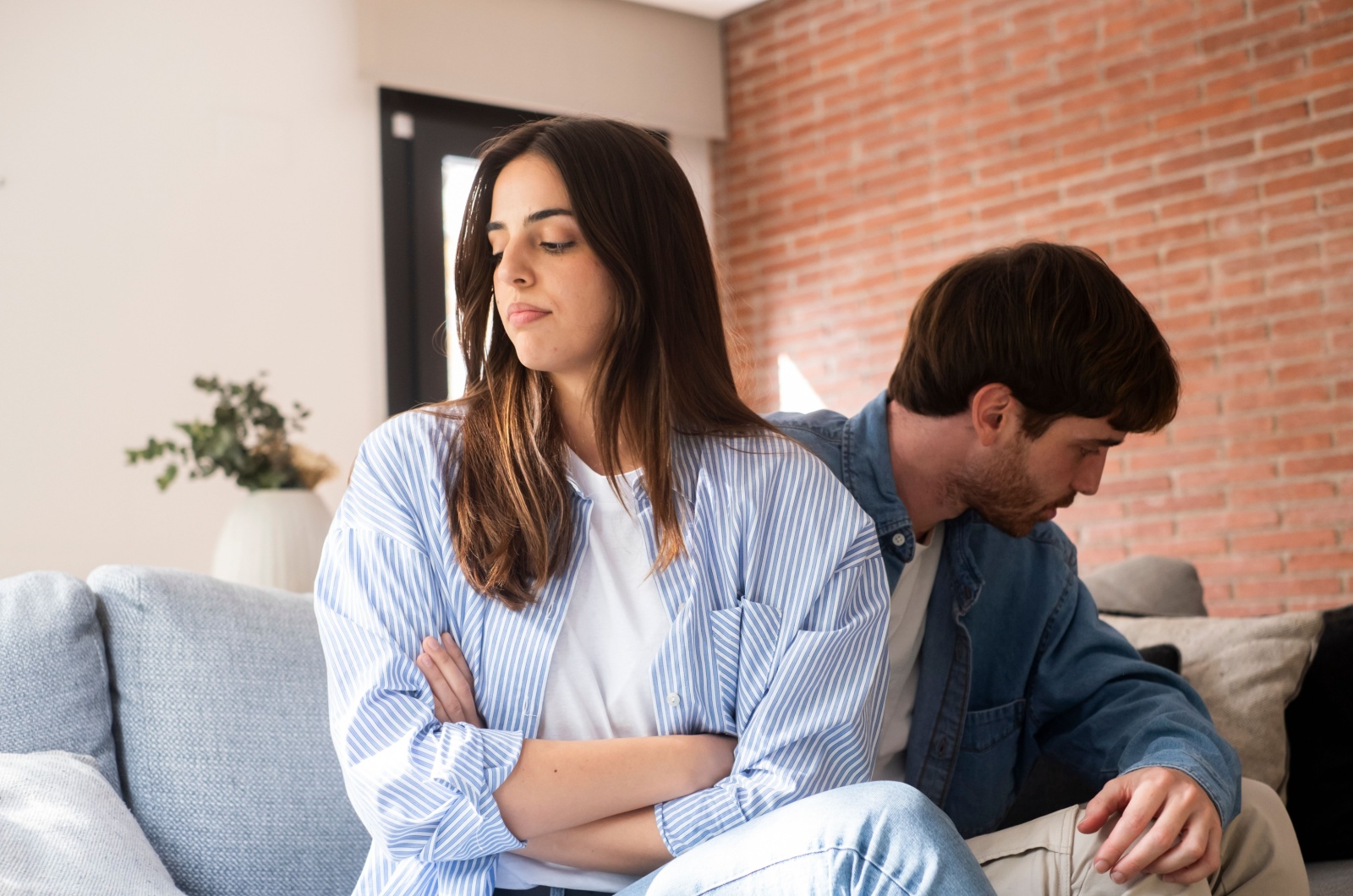 frau bleibt ruhig im streit