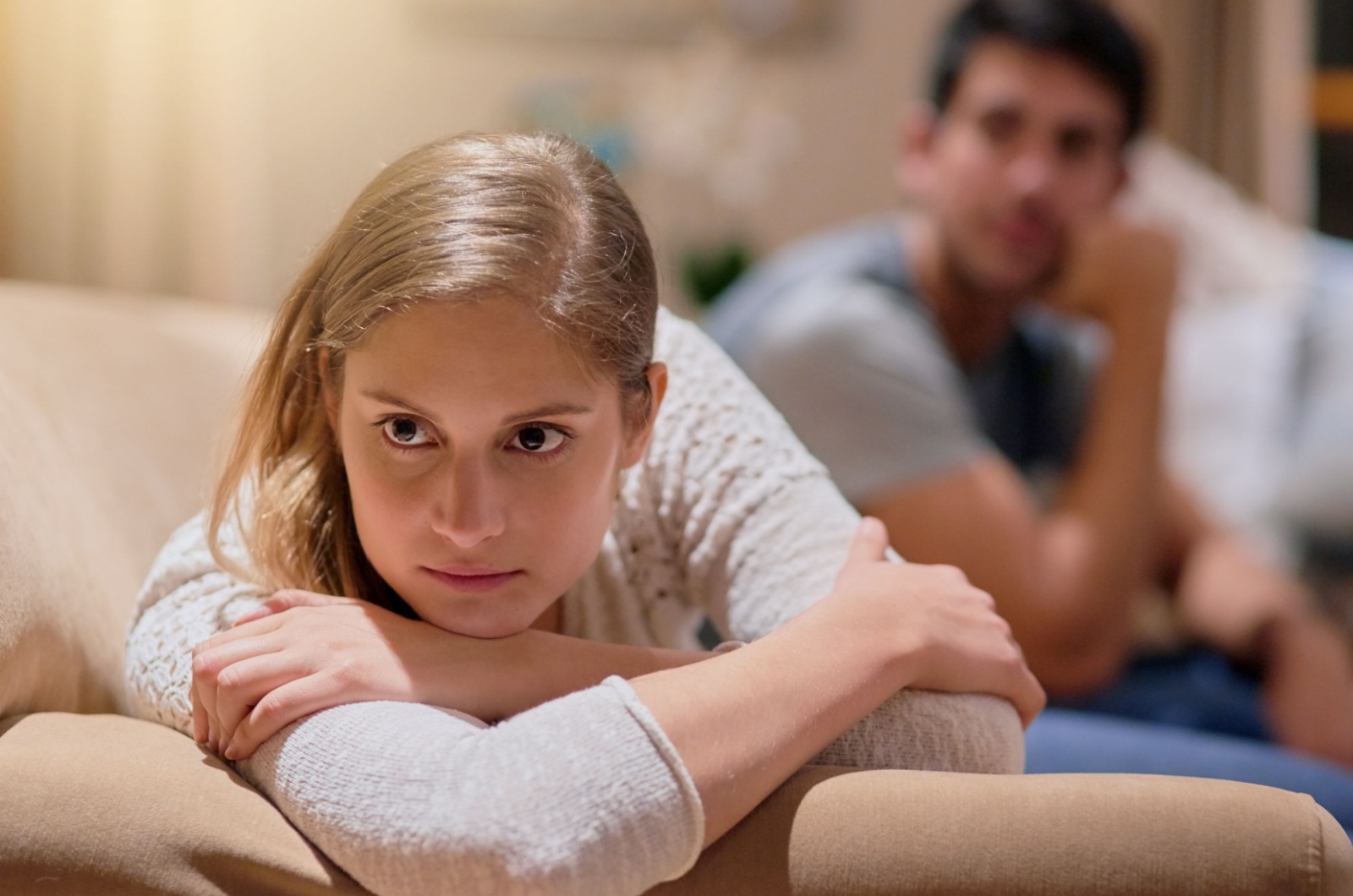 frau fuehlt sich schlecht neben partner