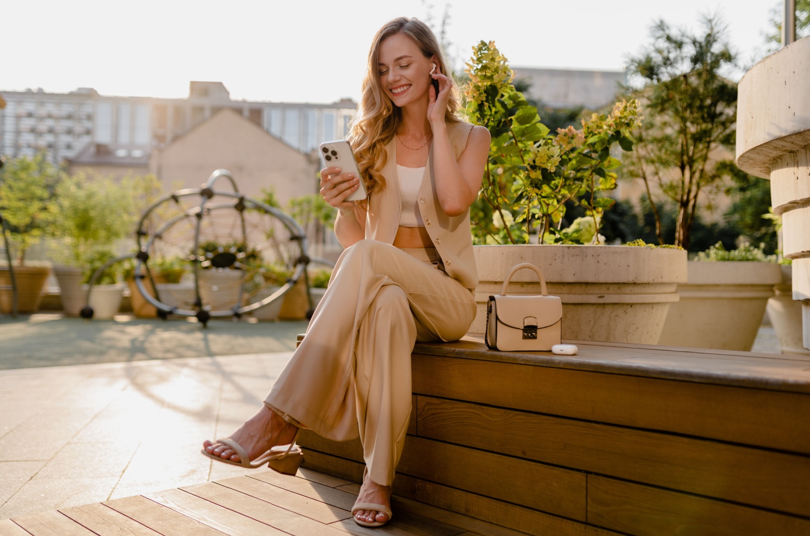 frau hoert musik und lacht