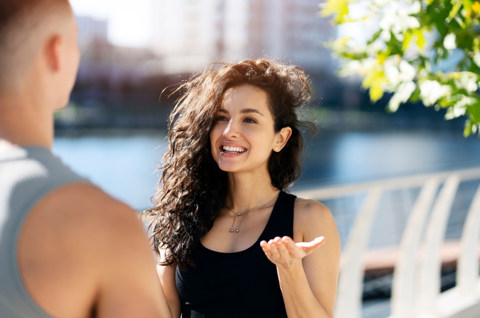 frau ist freundlich zu mann