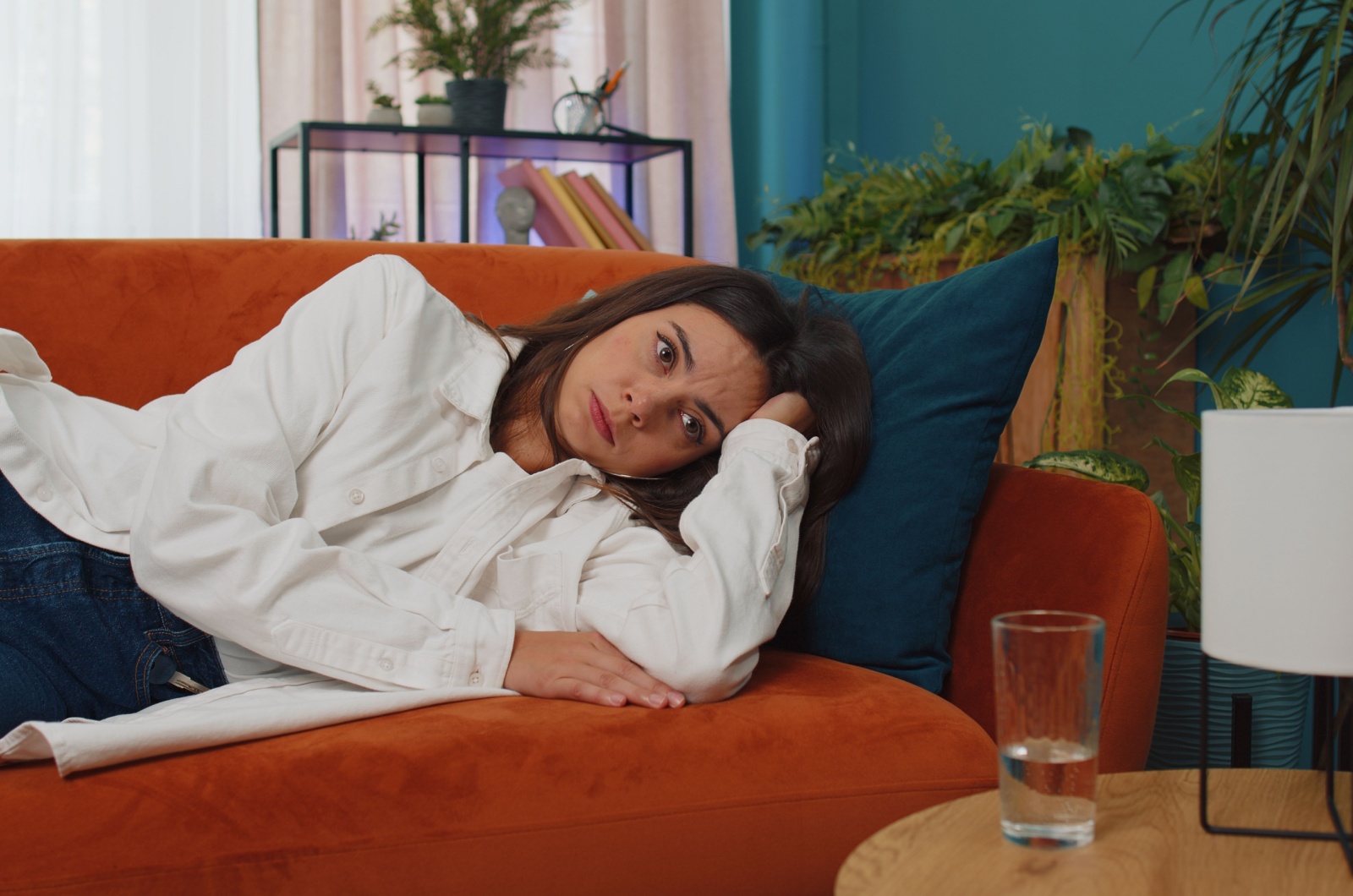 frau liegt auf dem sofa