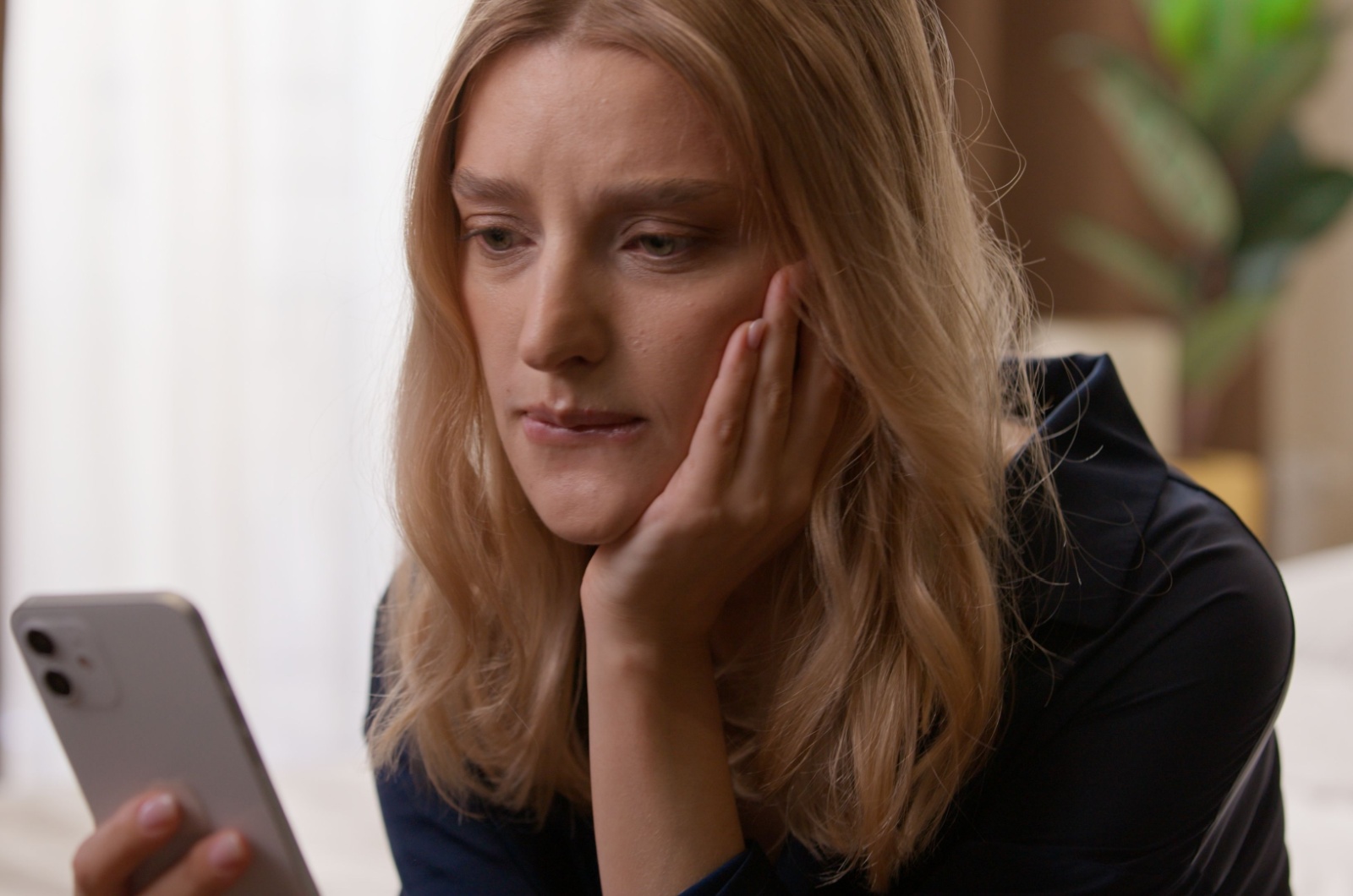 frau macht sich sorgen mit handy