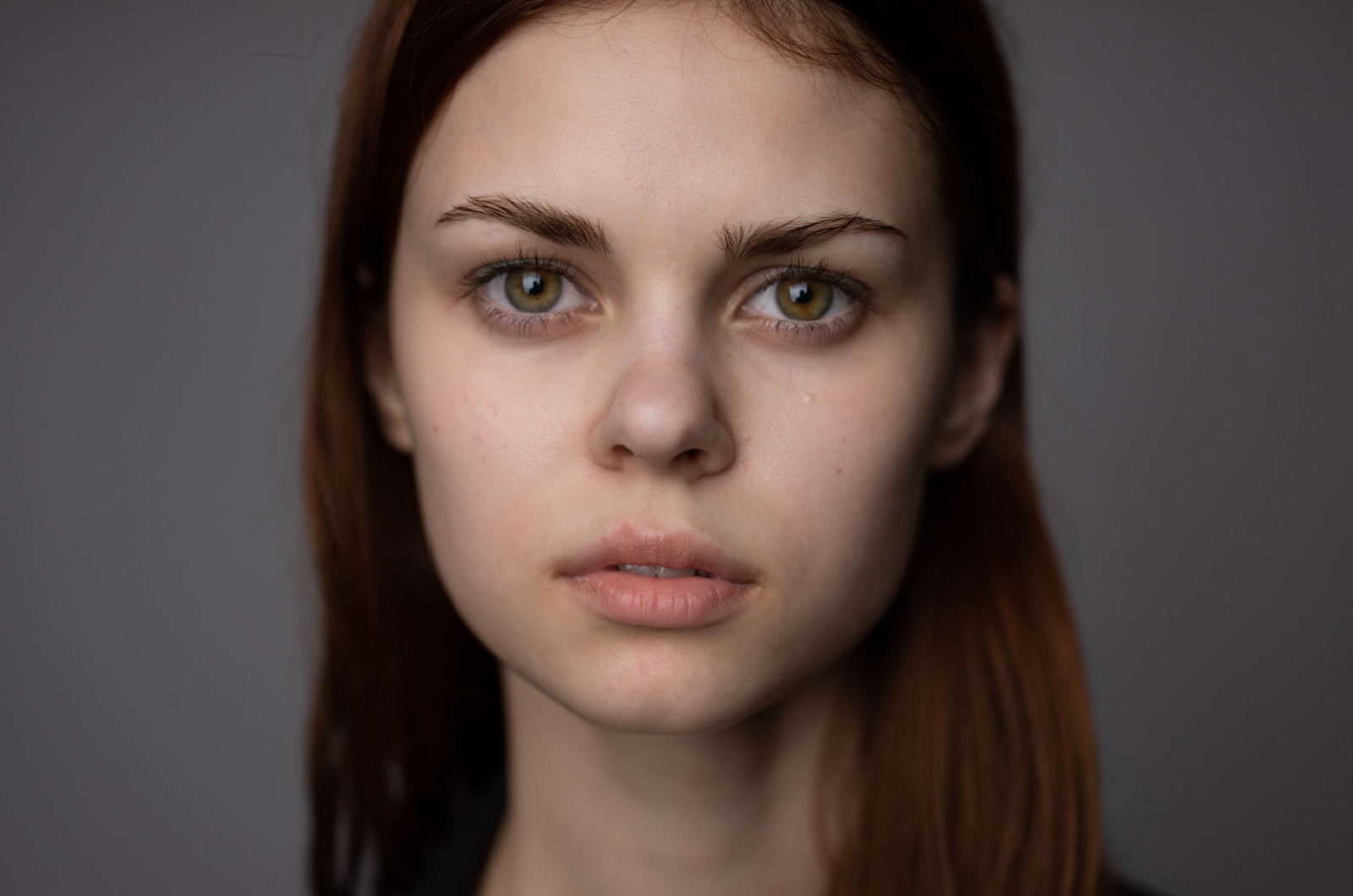 frau mit braunen traurigen augen