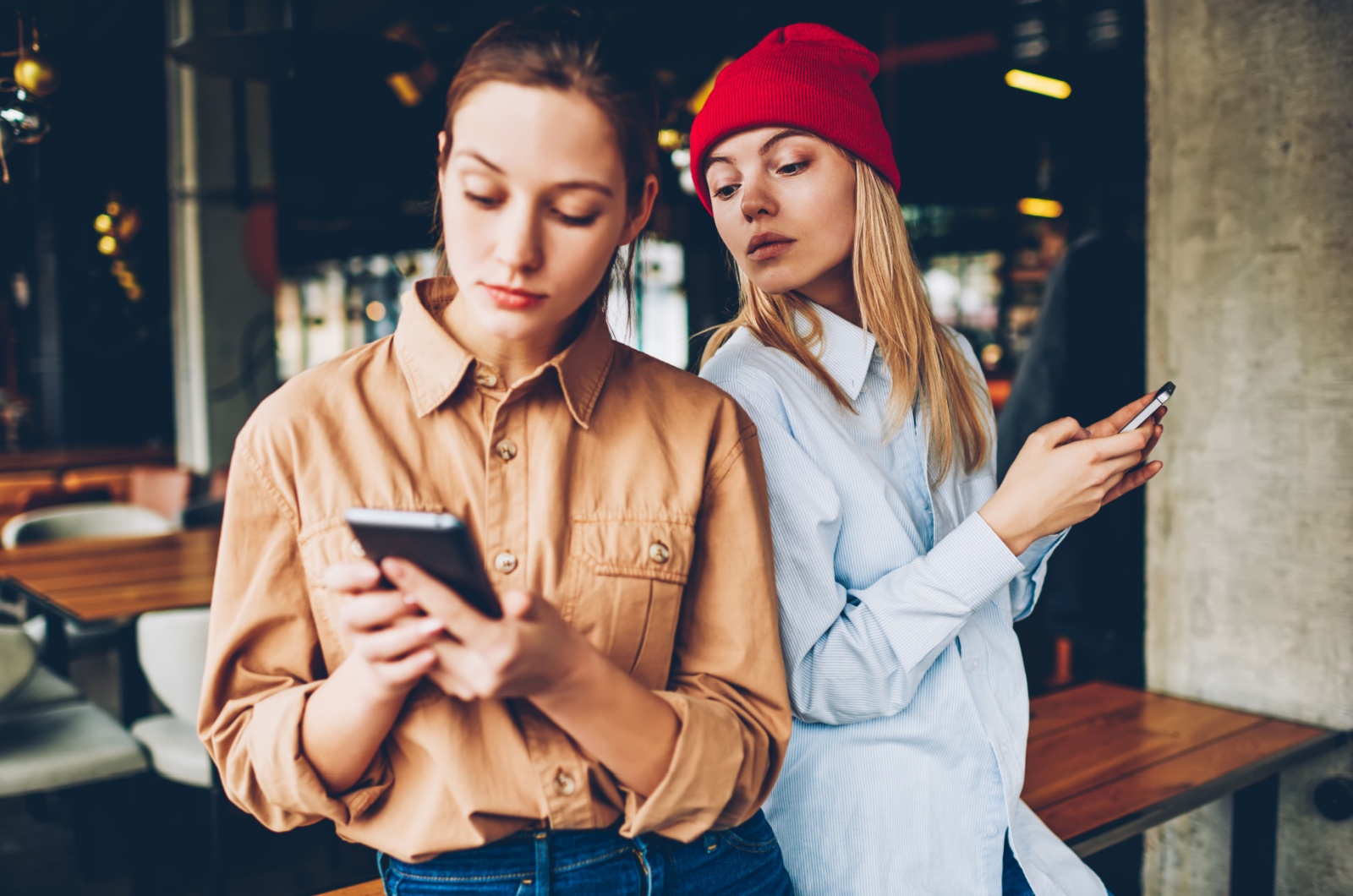 frau mit freundin schreibt sms