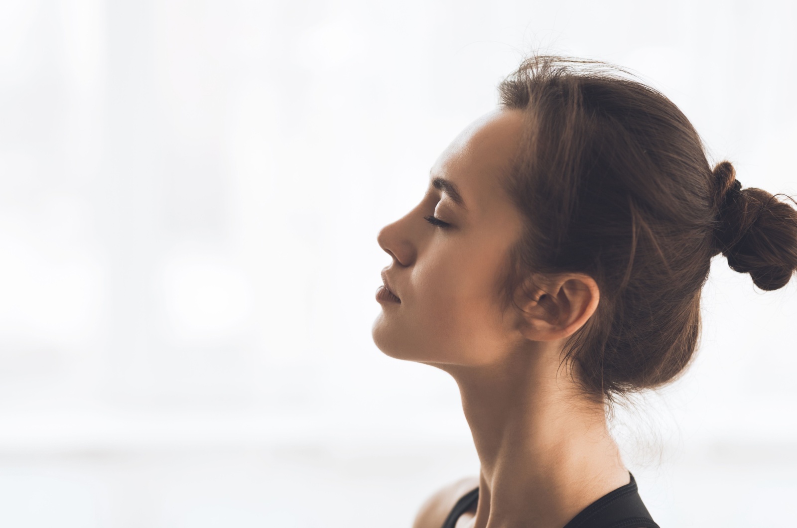 frau mit geschlossenen augen