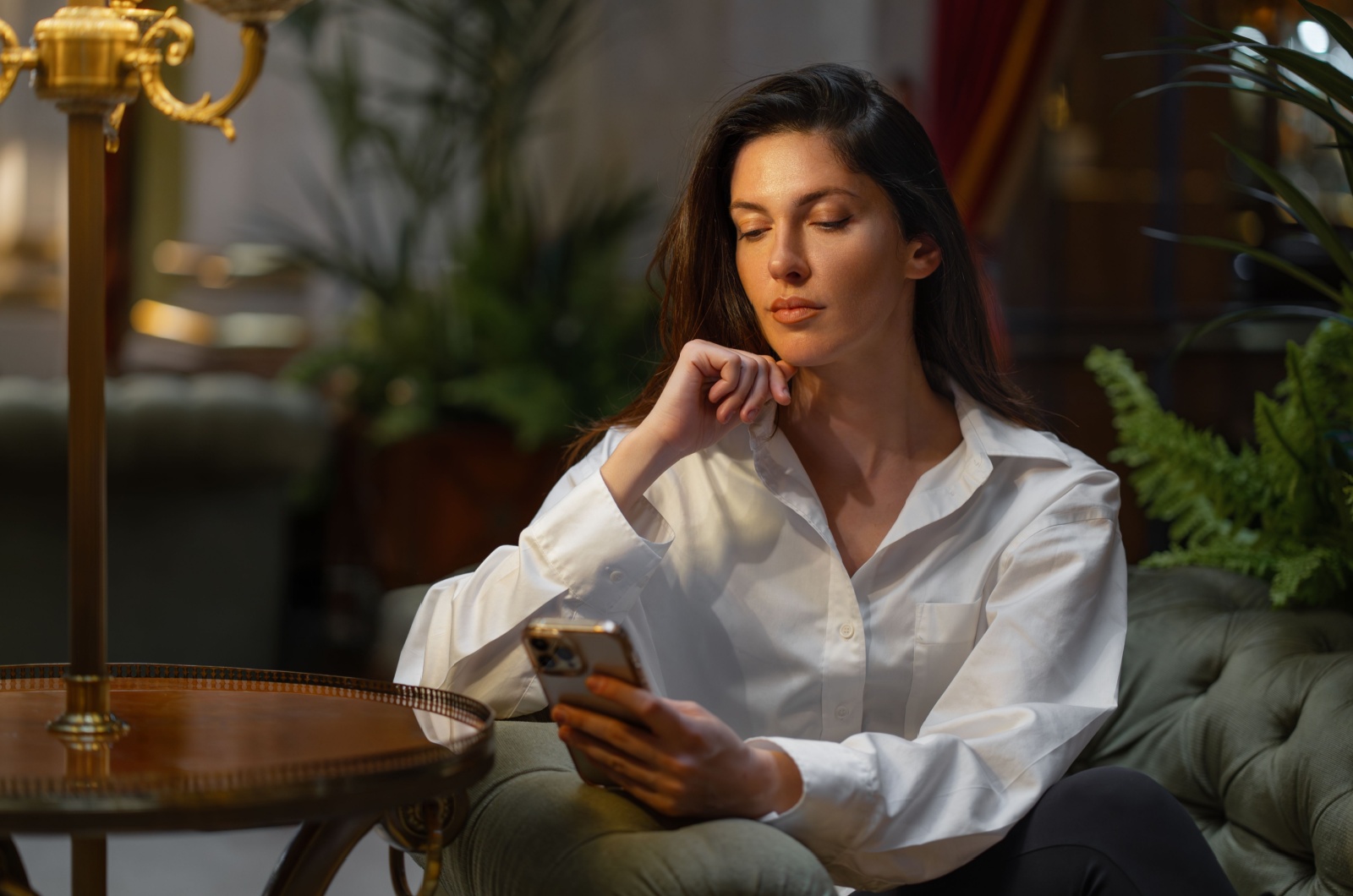 frau mit handy sitzt