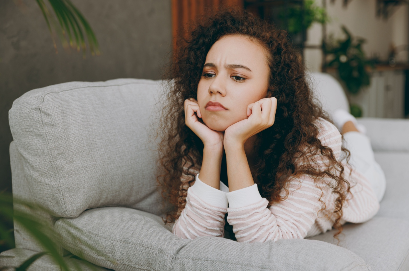 frau mit lockigen haaren