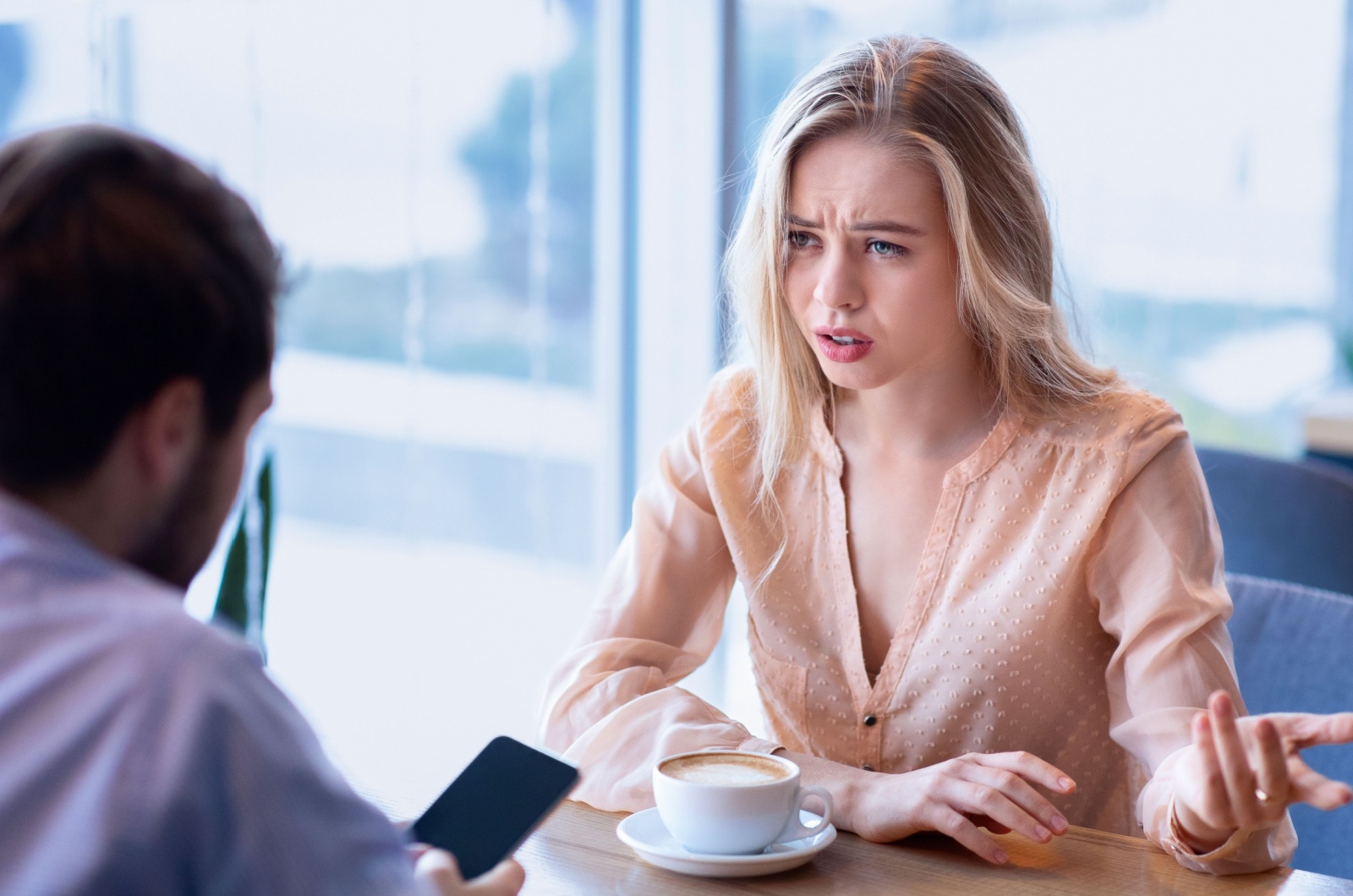 frau rechtfertigt sich vor dem mann