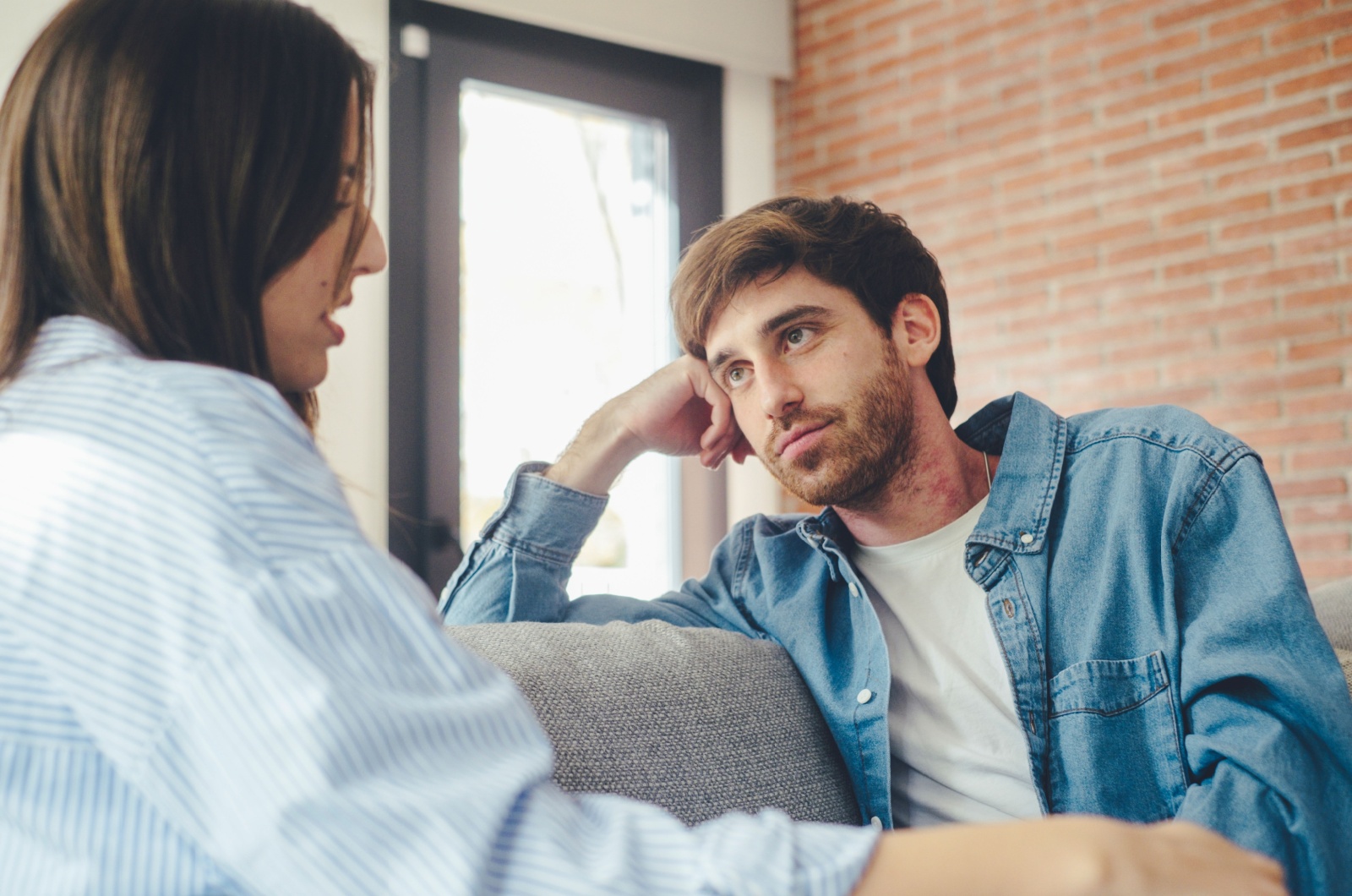 frau redet mann hoert zu