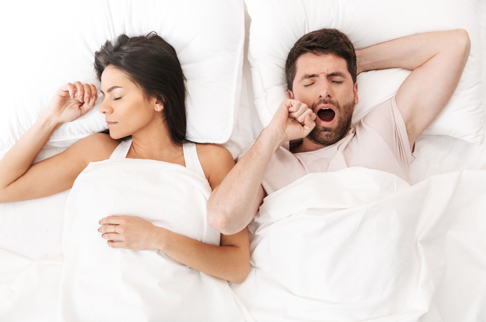frau schlaft neben mann