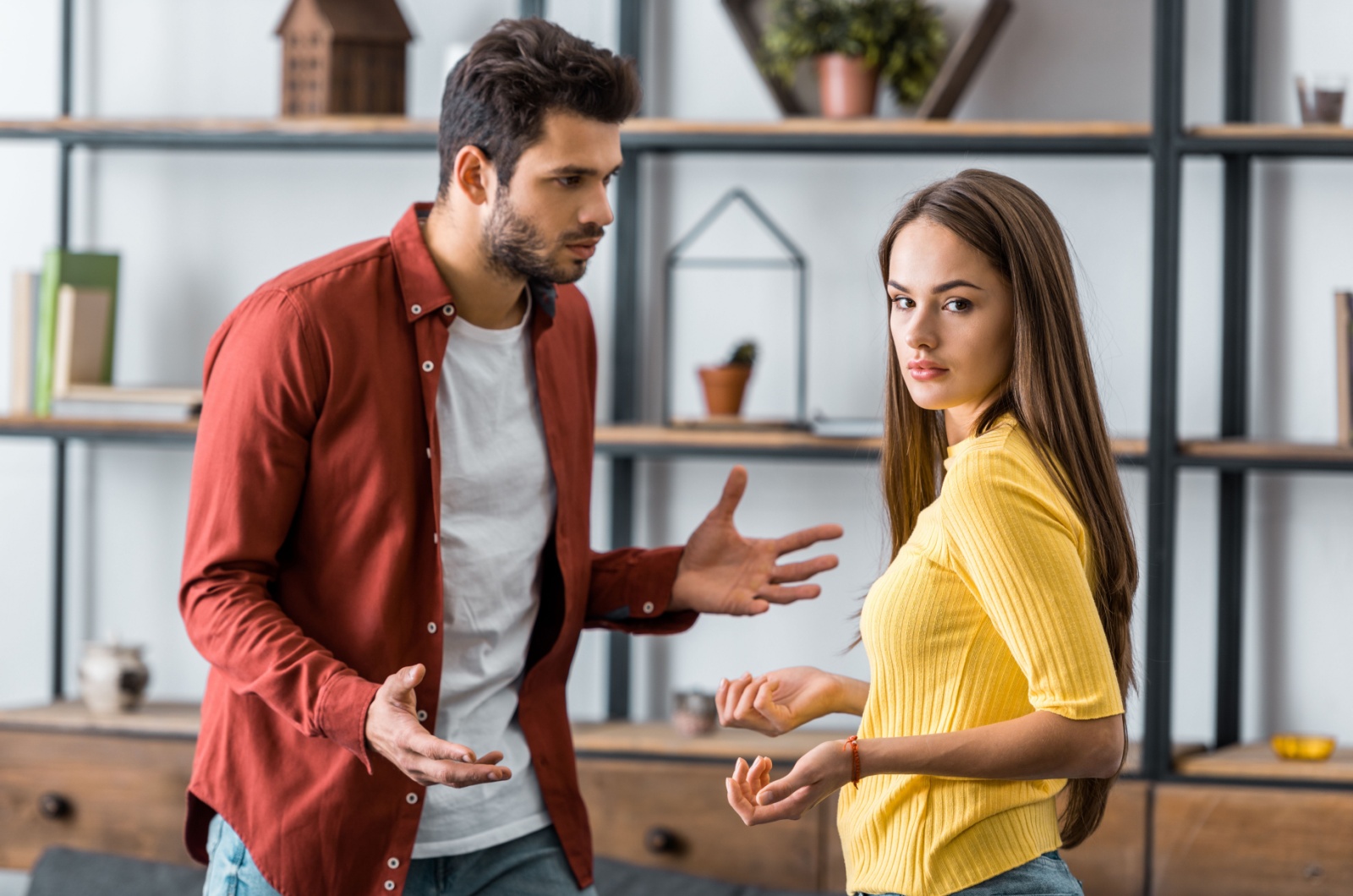 frau schweigt und mann ist wuetend