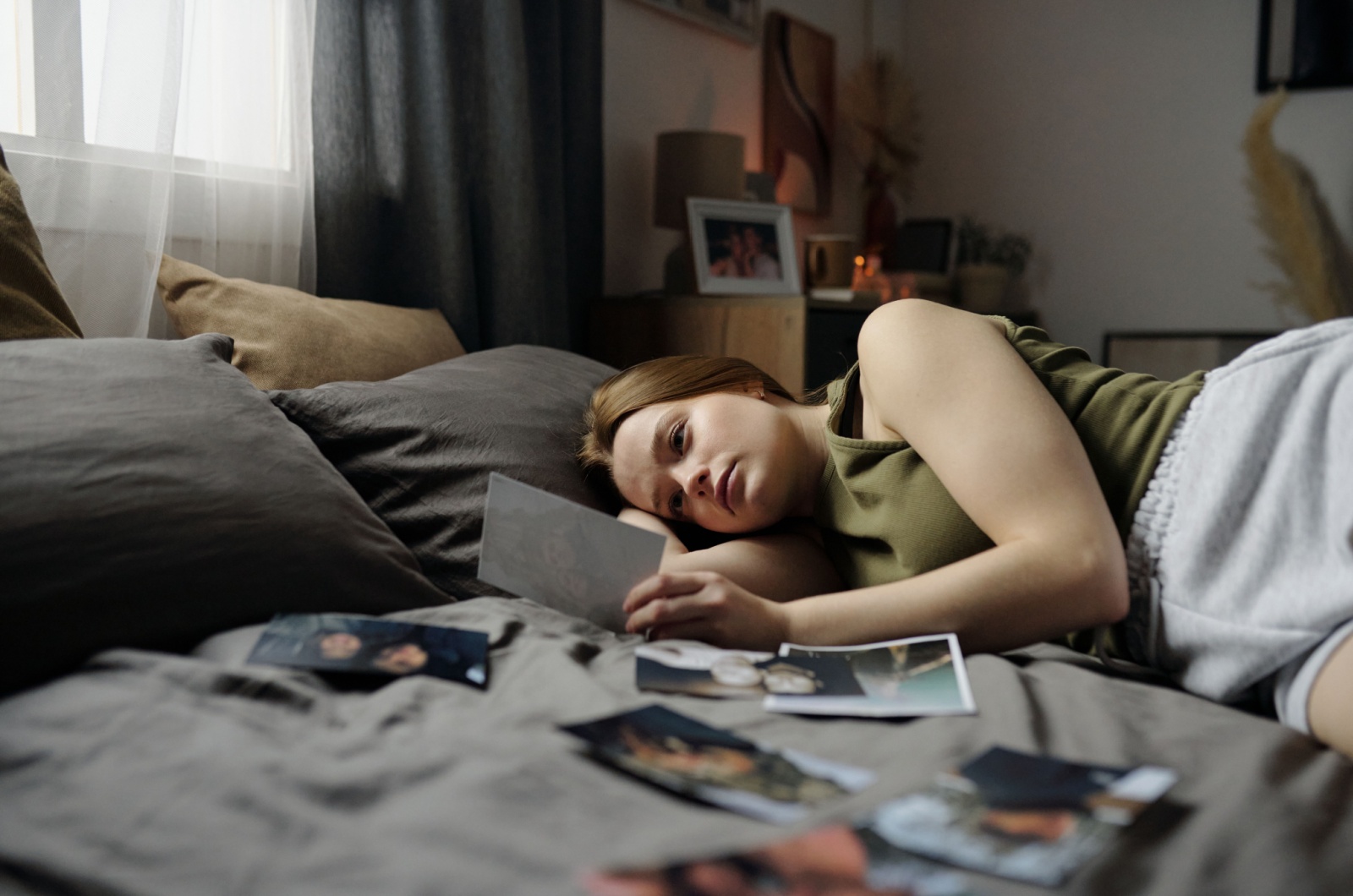 frau sieht sich bilder an