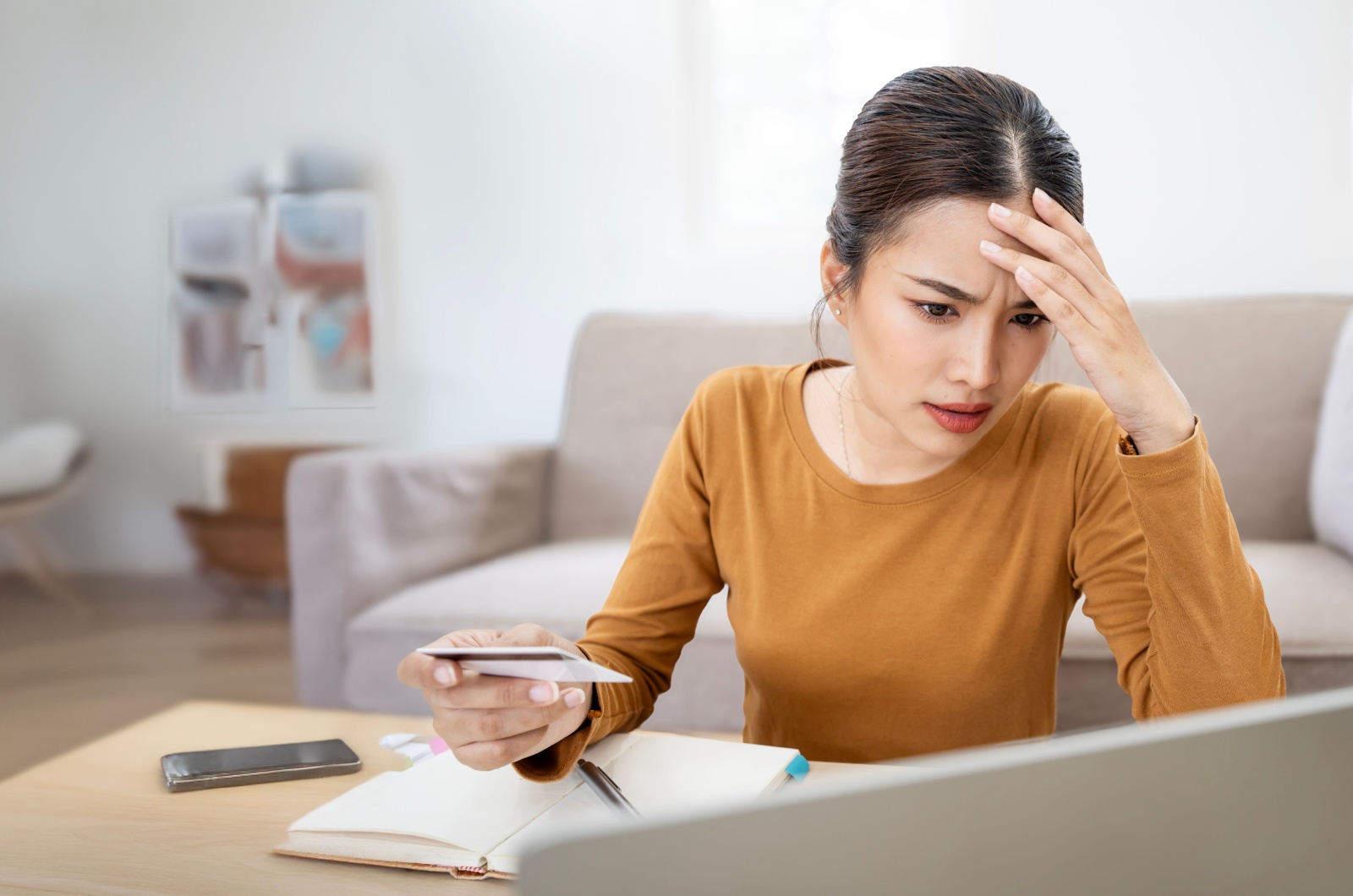 frau sorgt sich um geld