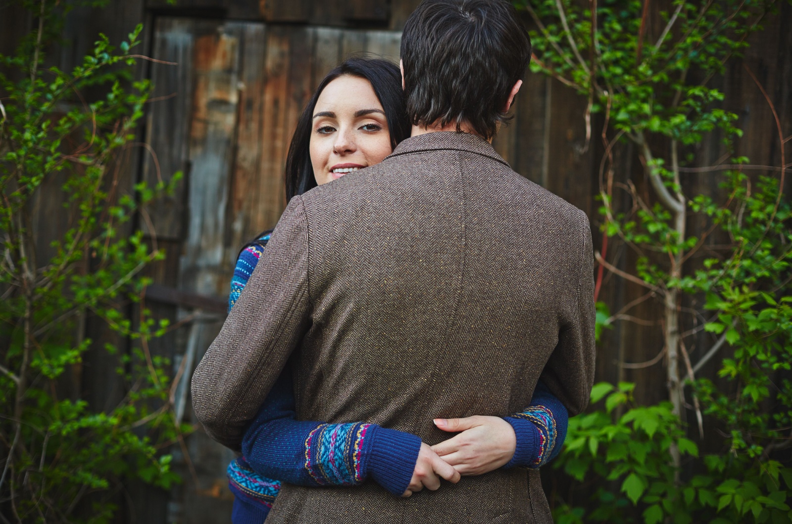 frau umarmt einen mann