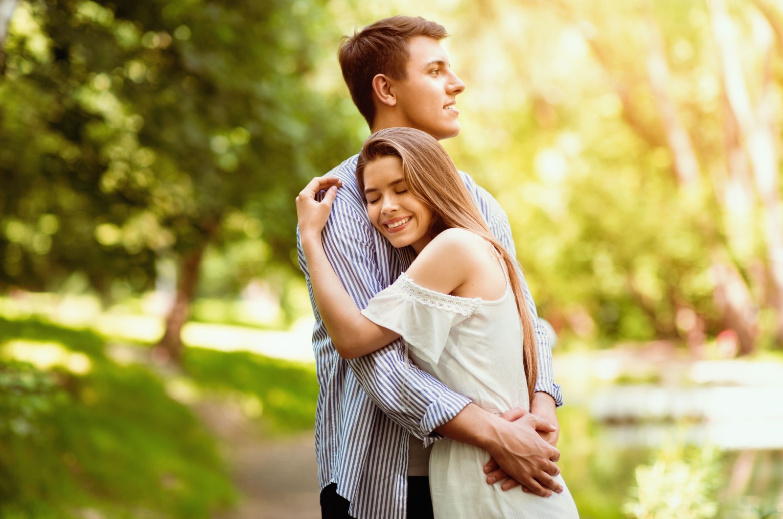 frau umarmt mann verliebt