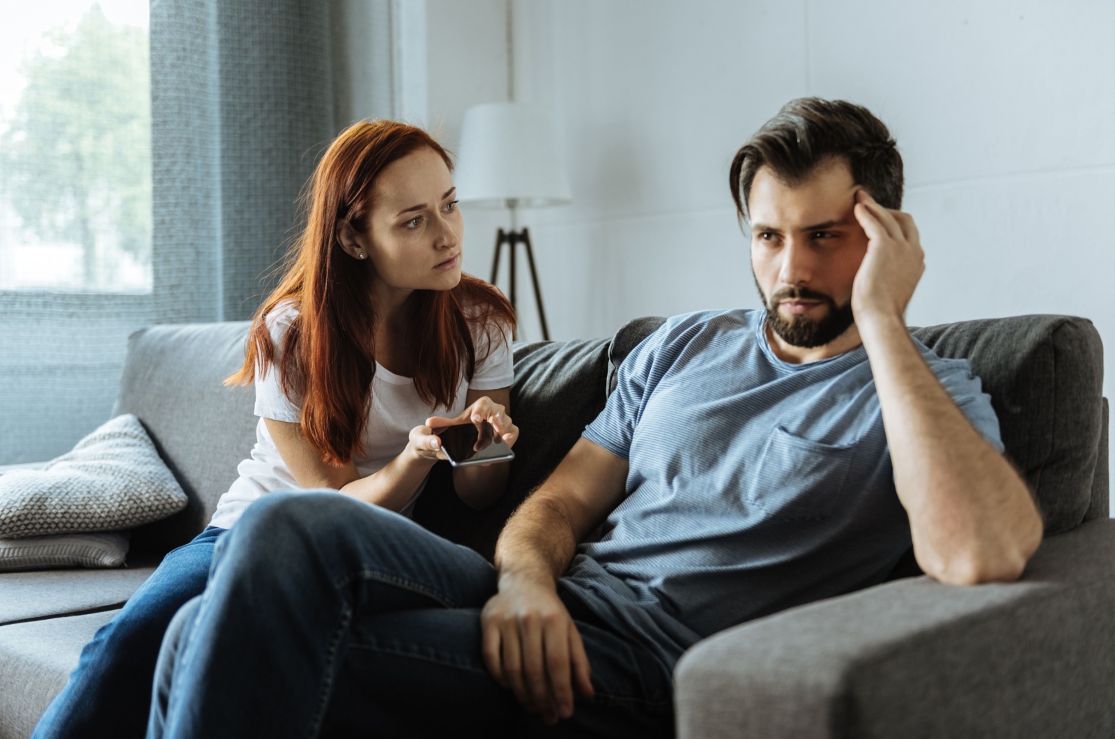 frau versucht mit mann zu sprechen