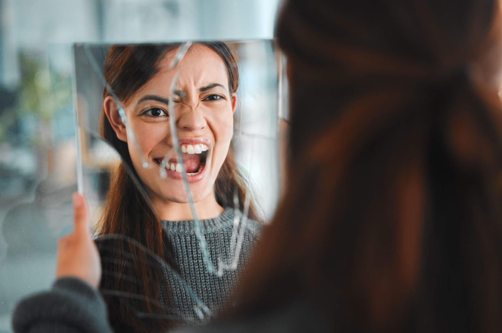 frau vor dem spiegel