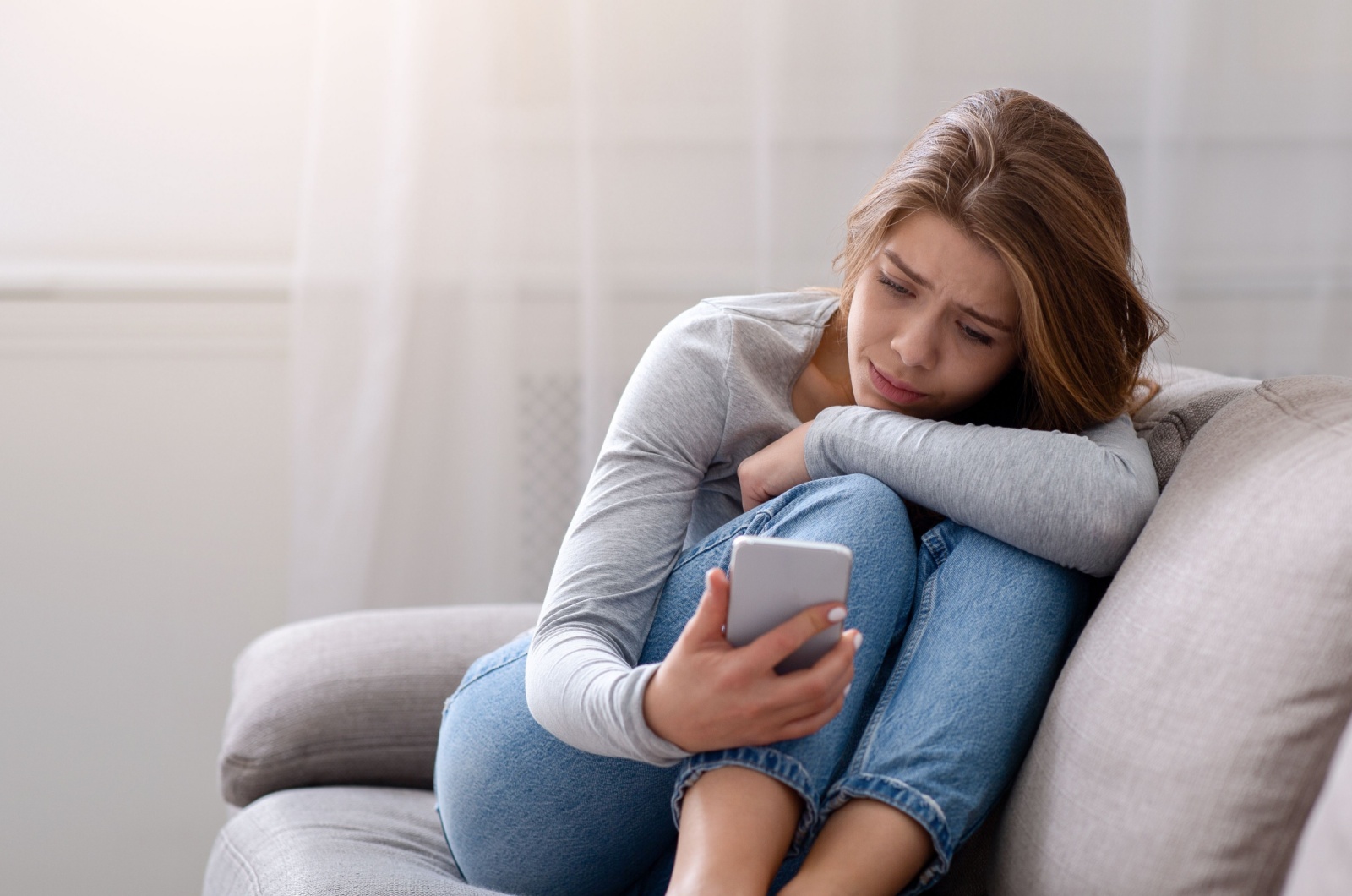 frau wartet auf anruf von mann