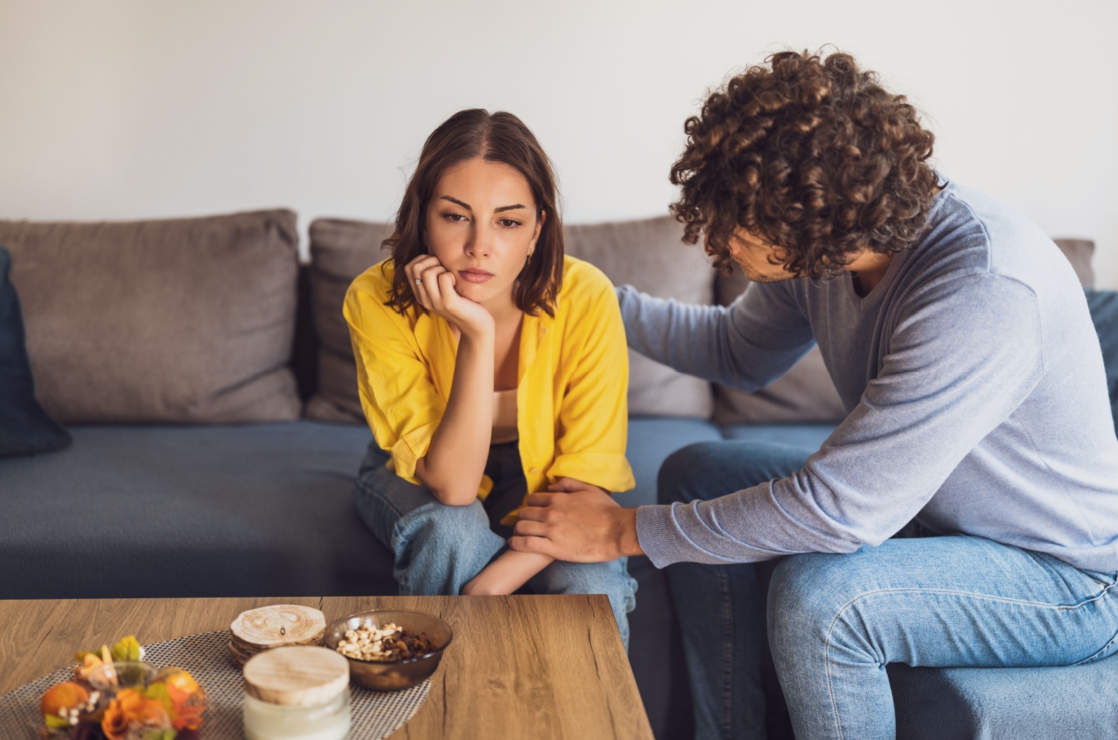 frau wuetend auf mann