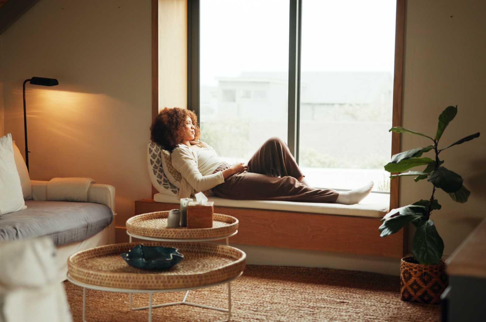 frau zieht sich zurueck