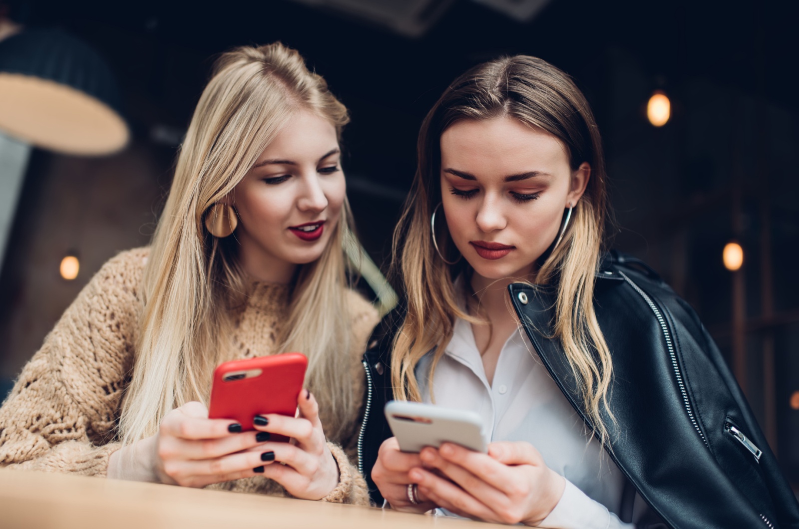 freundinnen schauen aufs handy