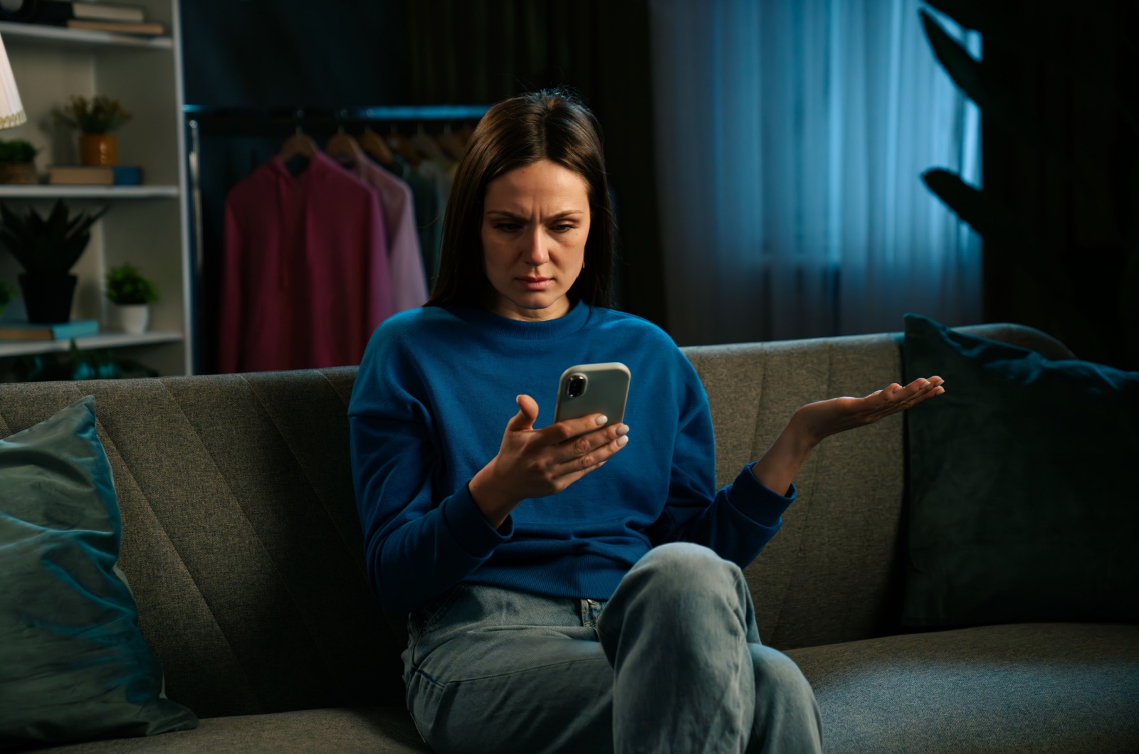 frustrierte frau sieht aufs handy