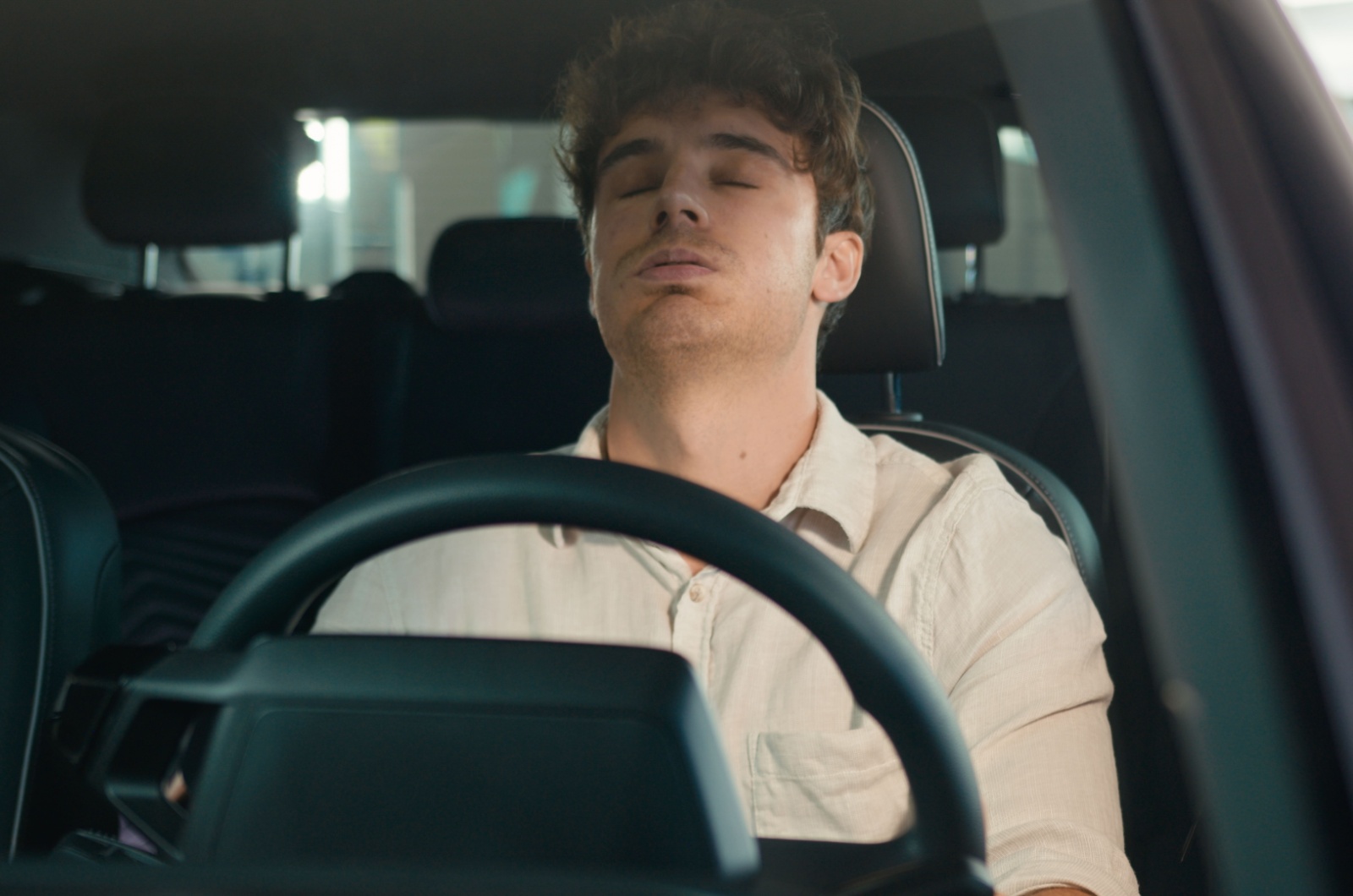 frustrierter mann im auto