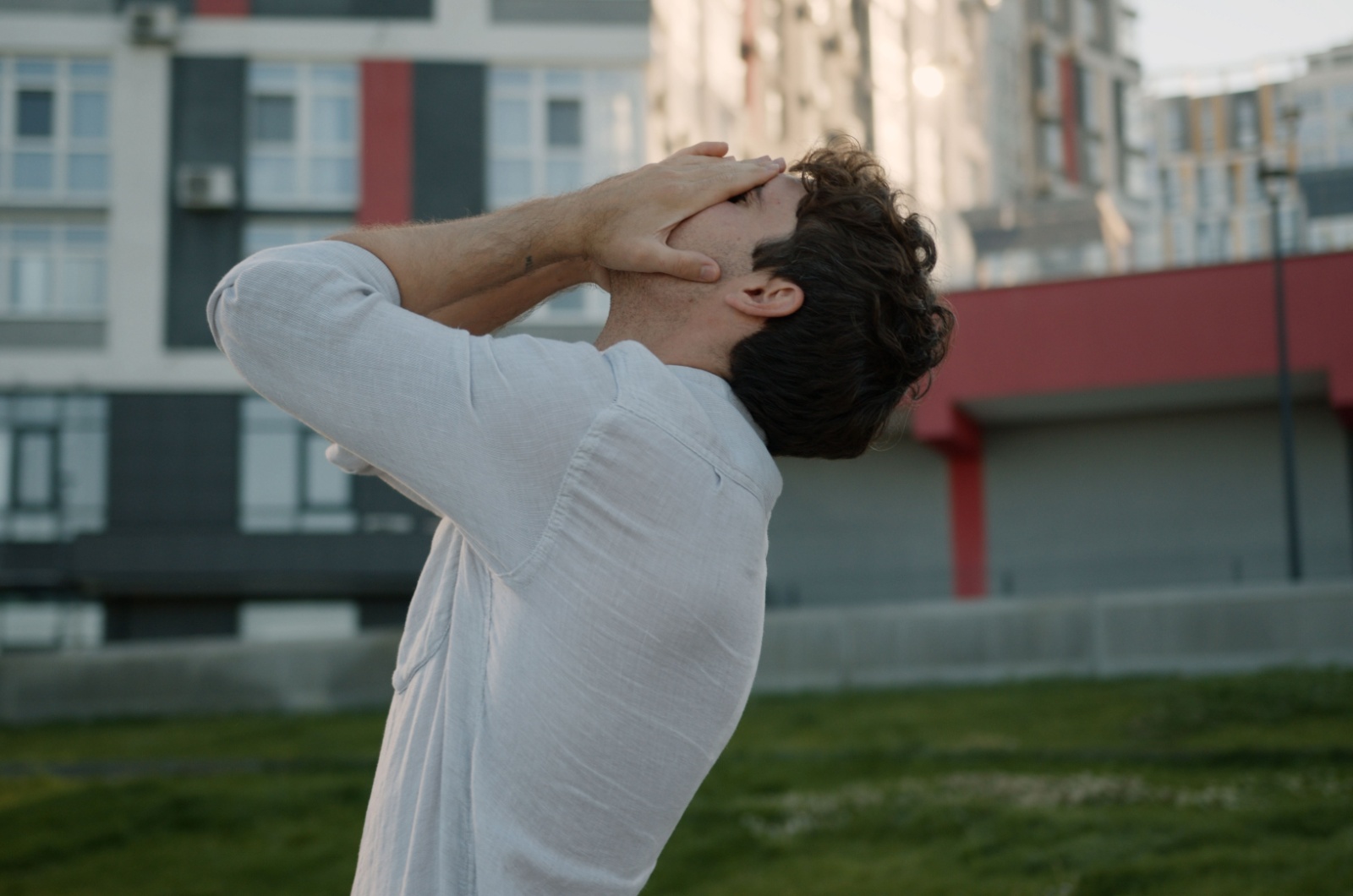 frustrierter mann verliert die fassung