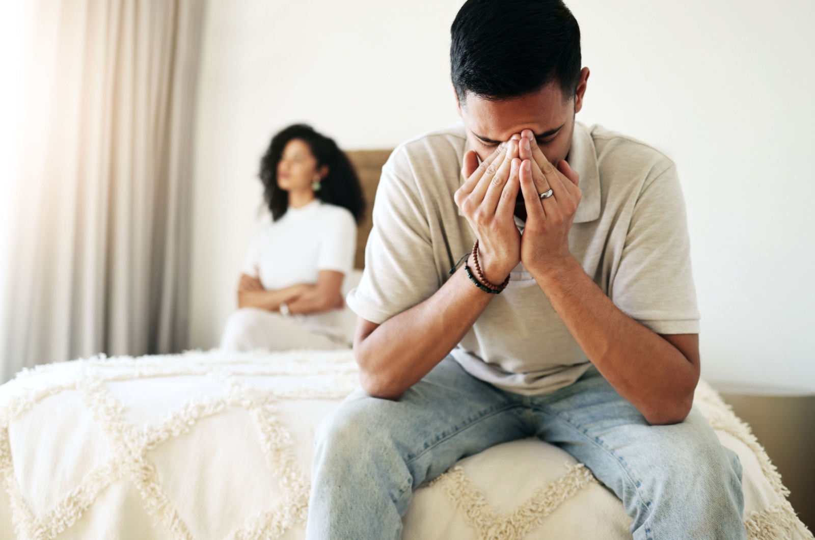 gestresster mann mit freundin