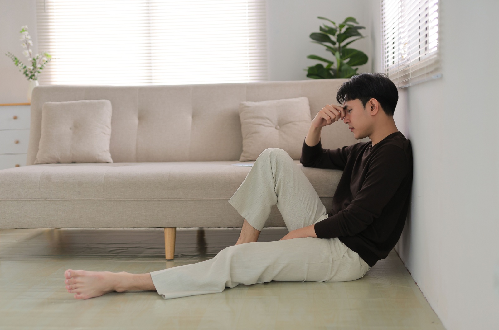 introvert sitzt auf dem boden frustriert