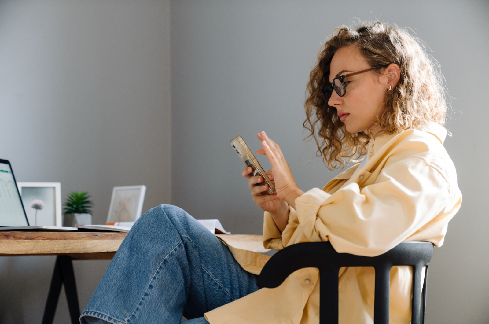introvertierte frau am handy