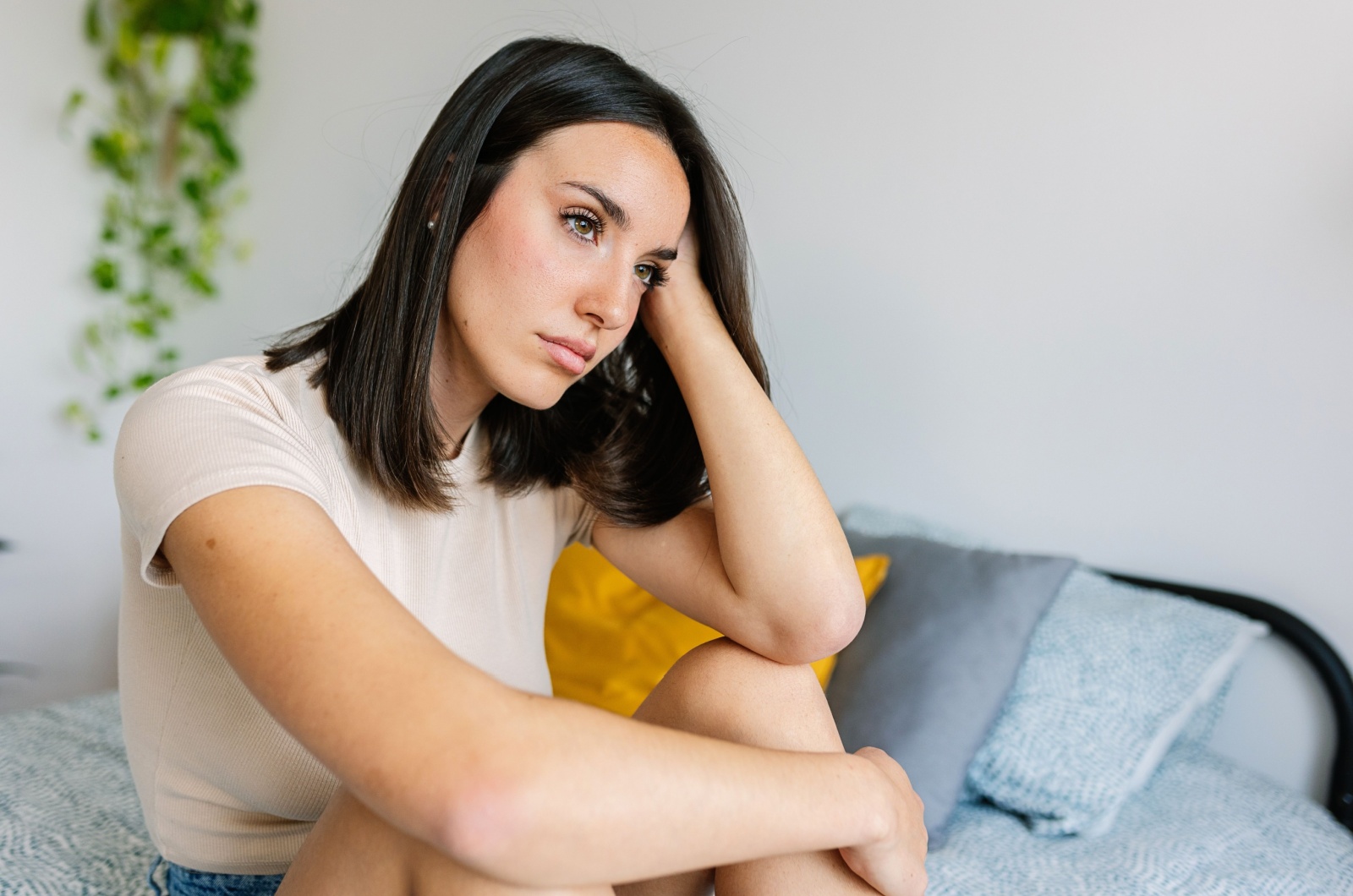 junge frau mit schwarzen haaren