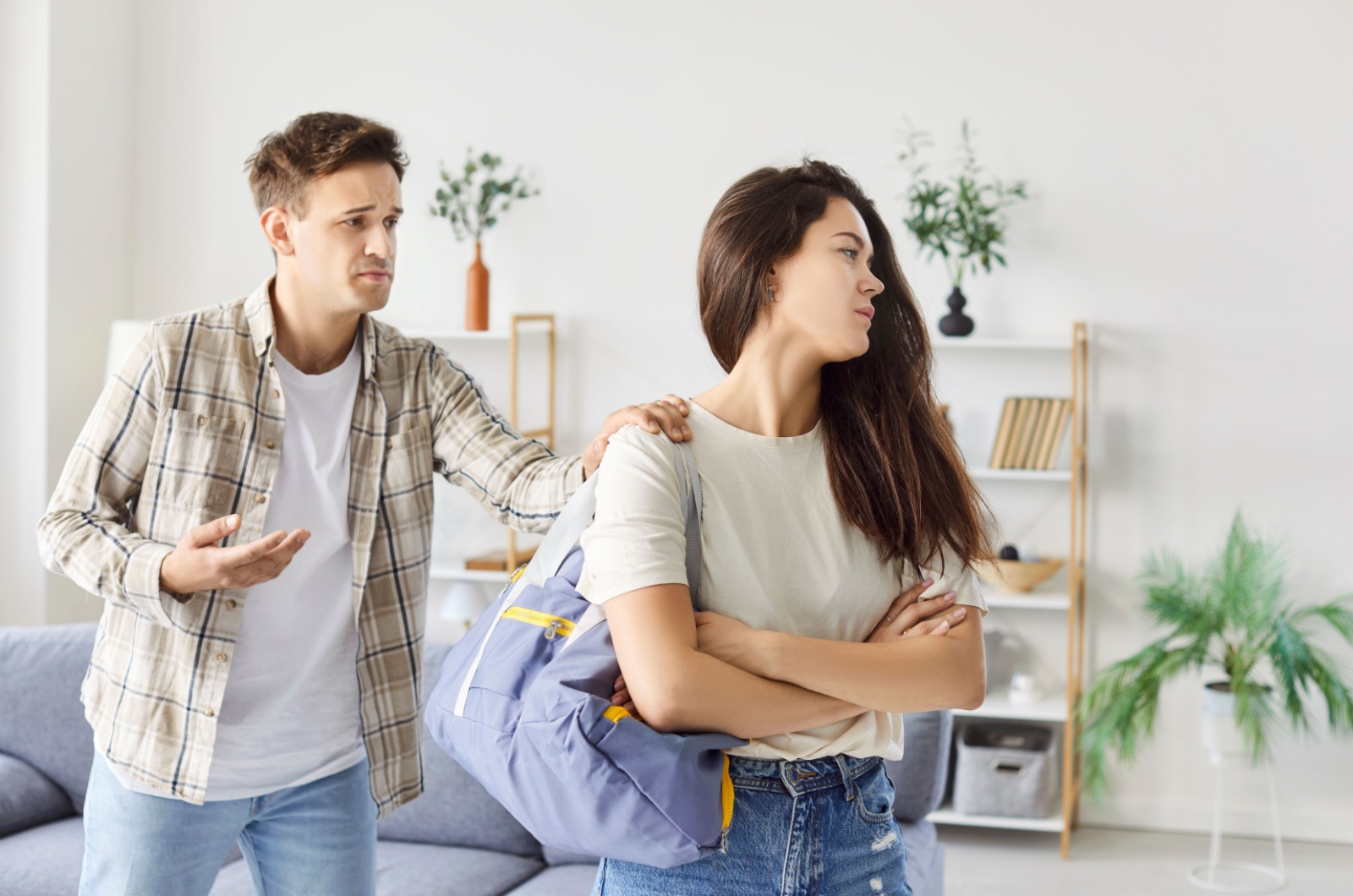 junge frau verlaesst mann