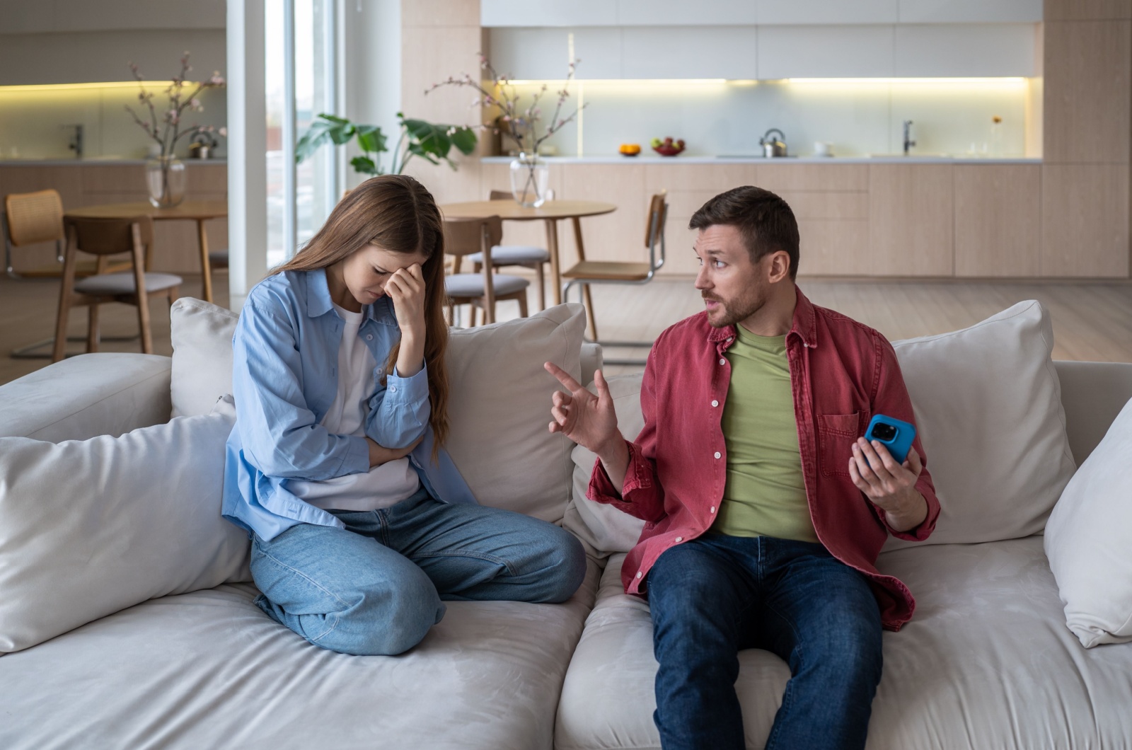 man diskutiert mit frau ueber handy