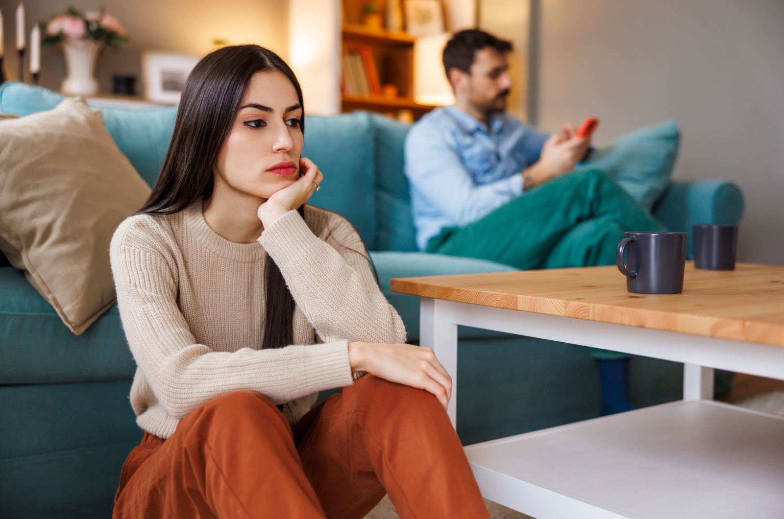 mann am handy frau auf boden