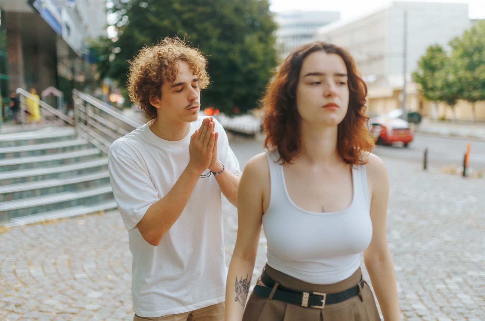 mann bittet frau zu bleiben