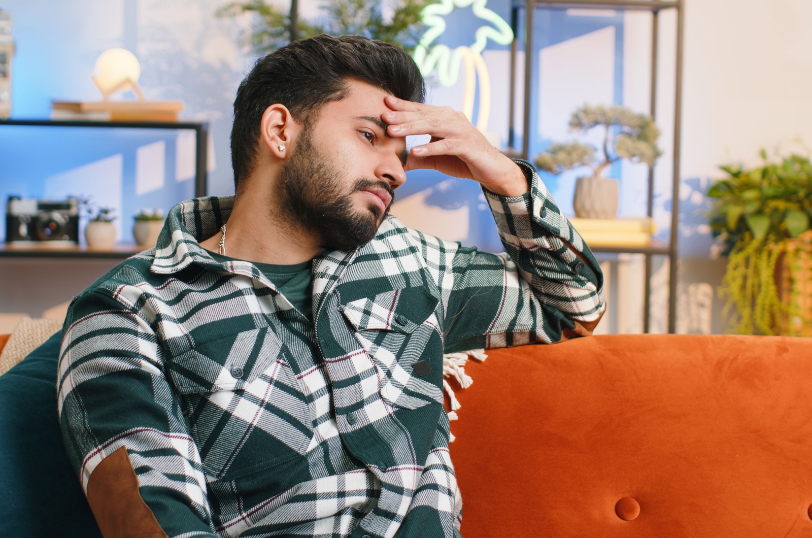 mann denkt nach auf der couch