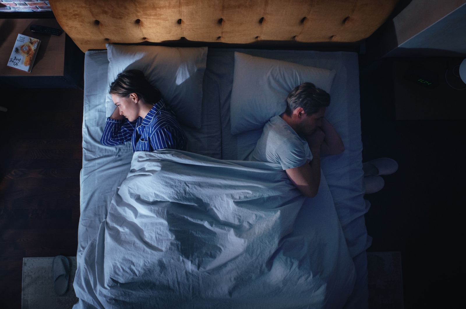 mann ignoriert frau im bett