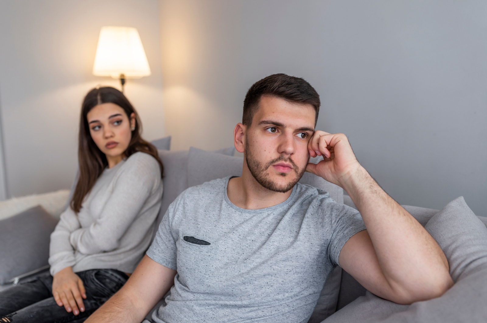 mann ignoriert seine traurige frau