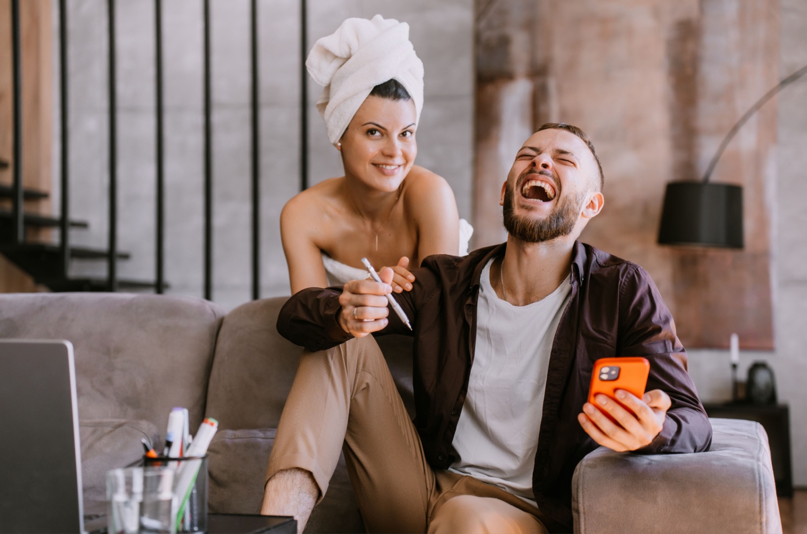 mann lacht laut ueber frau