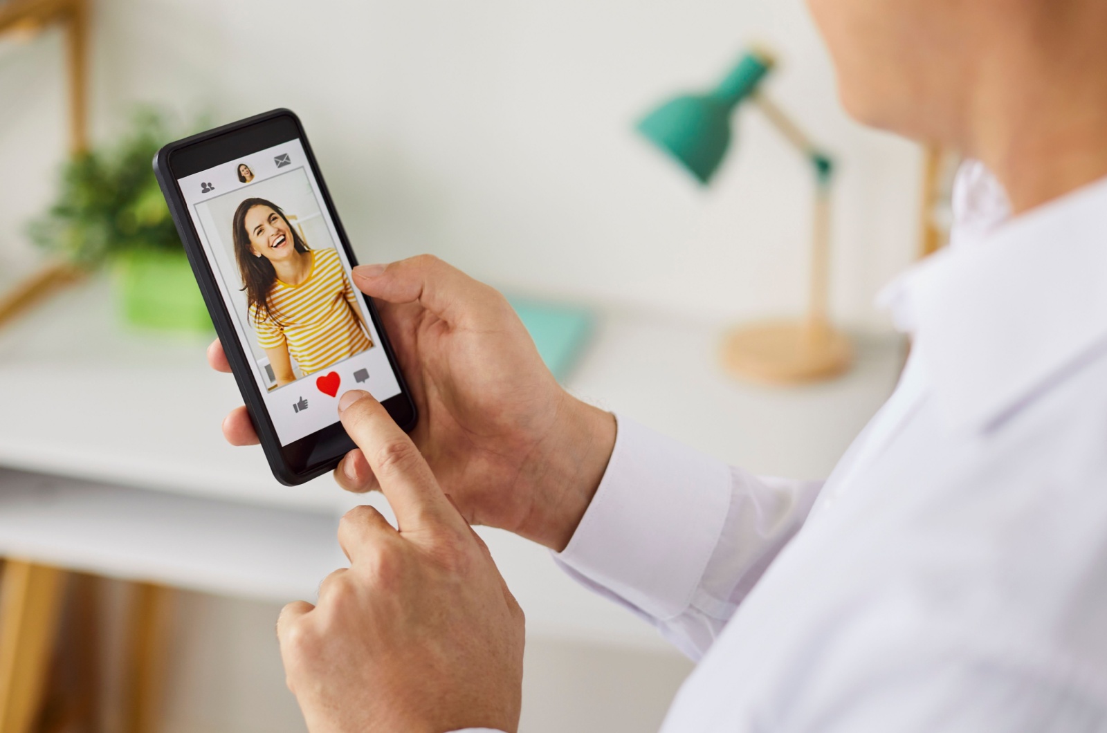 mann liket foto von frau