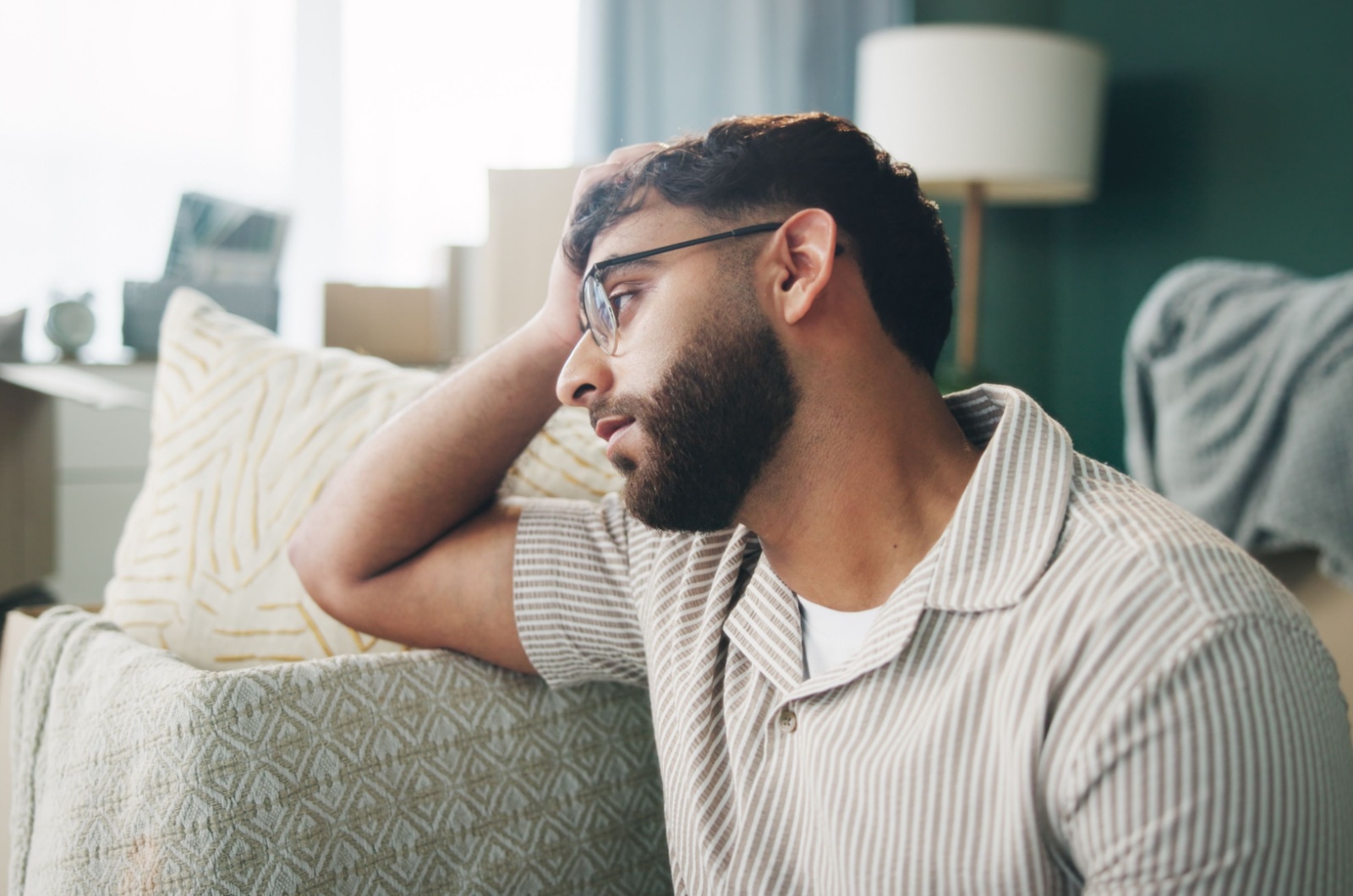 mann mit brille denkt nach