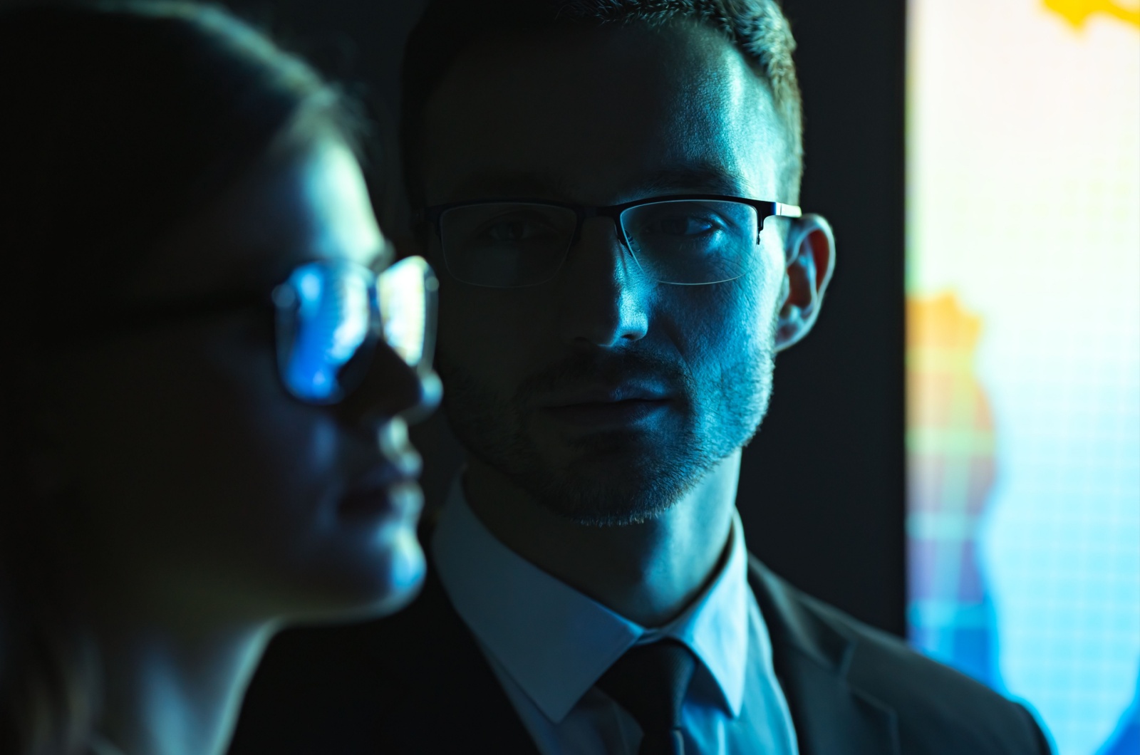 mann mit brille sieht frau an