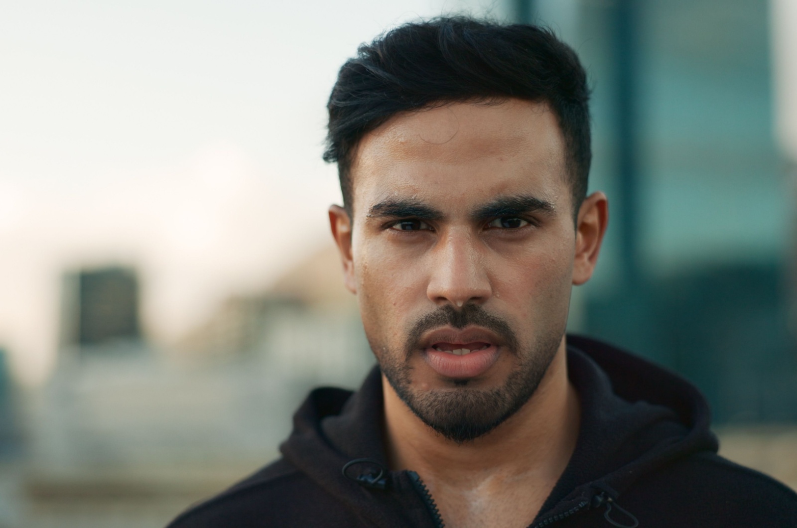 mann mit dunklen haaren