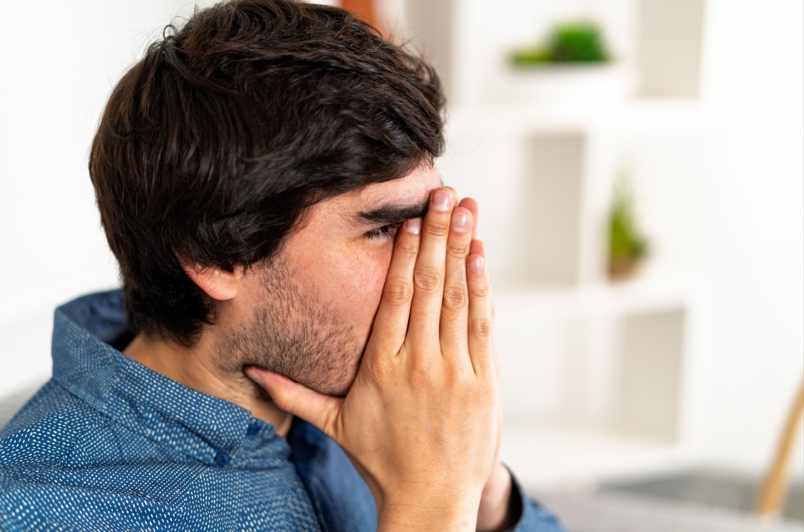 mann mit haenden vor dem gesicht